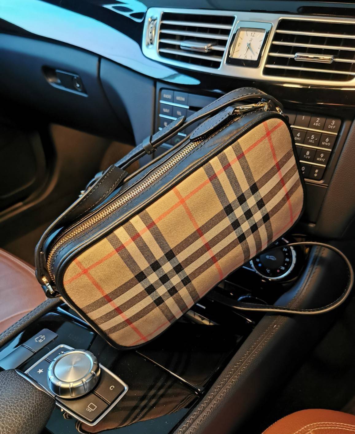 พรีเมี่ยมกิ๊ฟแท้ 100% 】BURBERRY FRAGRANCES VINTAGE CROSSBODY BAG VIP GiFT WITH PURCHASE (GWP) พรีเมี่ยมกิ๊ฟ Limited Edition จากเคาน์เตอร์ BURBERRY FRAGRANCES หนังลาย Burberry Vintage Signature เรียบหรูสุดคลาสสิค