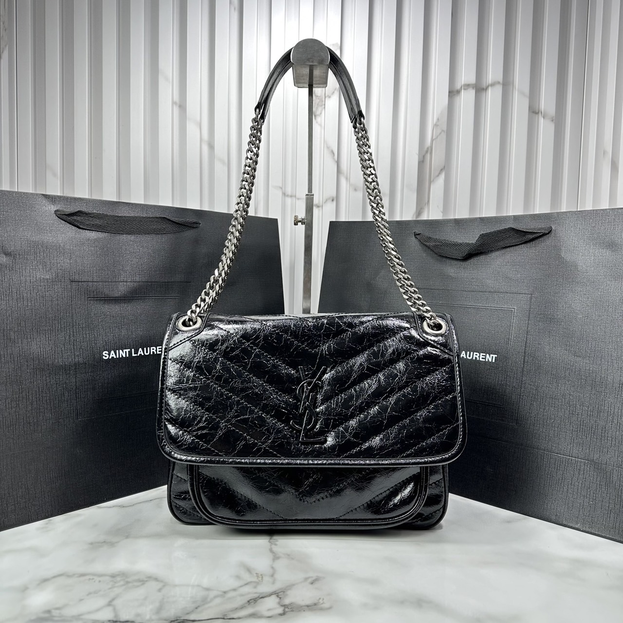 medium YSL Niki shoulder bag 11" กระเป๋าสะพายทรงคลาสสิค รุ่นยอดนิยมของแบรนด์ที่ใครๆก็ต้องมีใช้ ดีไซน์เรียบหรู