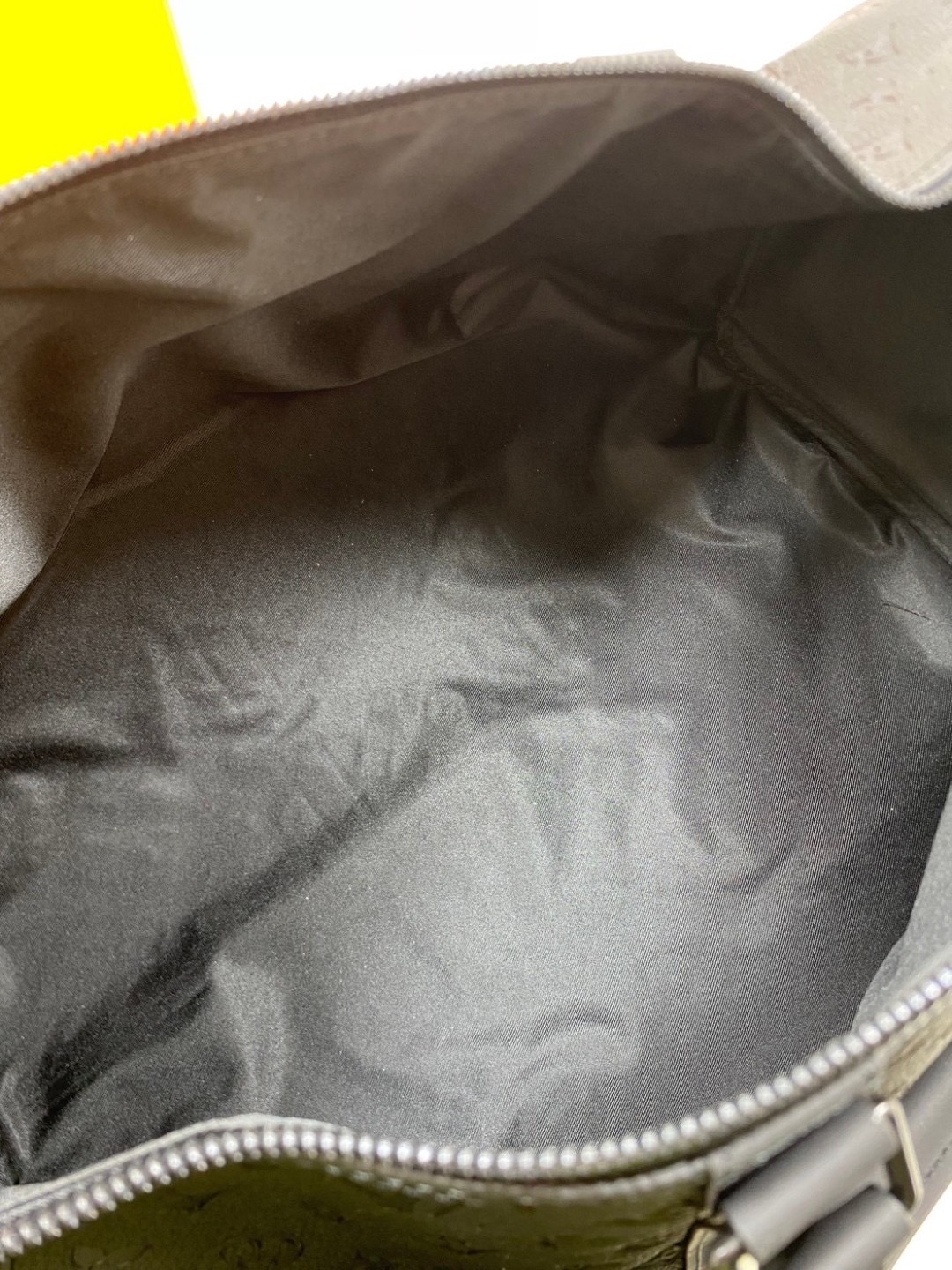 สลับแท้ LV Keepall Bandoulière 50 Bag กระเป๋าเดินทางหนังแท้ Monogram Shadow ปั้มลายนูน หรูหราและเทห์อย่างลงตัว เป็นรุ่นที่ขายดีตลอดกาล