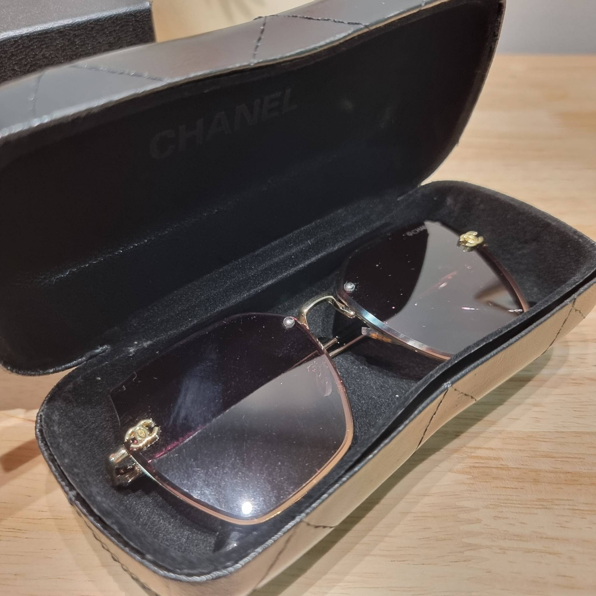 Chanel Sunglasses UV protection gift Box set สุดคุ้ม มาพร้อมอุปกรณ์ครบเซ็ท ดีไซน์ชิคมากแม่!! รับรองไม่ซ้ำใคร ใส่เสริมโหงวเฮ้ง ดูผู้ดี มีพกติดตัวไว้ไม่ตกเทรนด์ ใช้ได้ทุกโอกาส