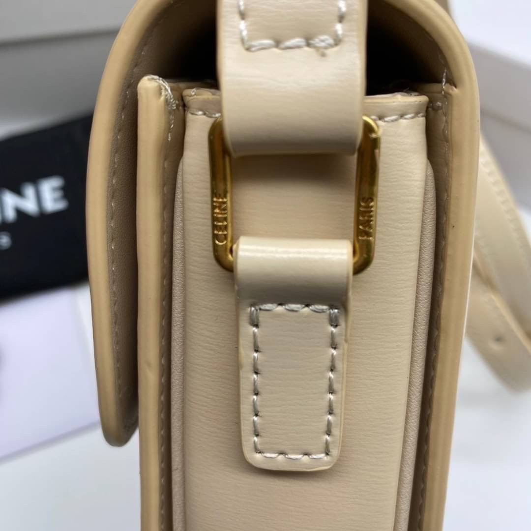 TEEN 18cm : CELINE TEEN TRIOMPHE BAG IN SHINY CALFSKIN / Celine Triomphe Bag / Celine Bag พร้อมส่ง 7 สี เกรดออริ 1:1 กระเป๋าแบรนด์หรูที่ควรมีแห่งปี รูปทรงสี่เหลี่ยมรุ่นฮอตฮิตของเหล่าดาราและเซเลบทั้งหลาย ดีไซต์เรียบหรู