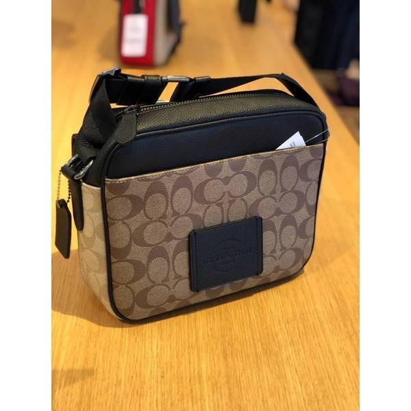 COACH C6080 HUDSON CROSSBODY IN BLOCKED SIGNATURE CANVAS ยกความคูลมาให้หนุ่มๆถึงที่!! ไอเท็มเด็ดหายาก กระเป๋าสะพายข้างดีไซน์ตัดสี เท่ไม่ซ้ำ วัสดุหนังแคนวาสสลับหนัง pepble ทนทาน ใช้งานง่าย ด้วยฝาปิดแบบกระดุมแม่เหล็กด้านหน้า และซิปที่ช่องหลัก ใช้ของได้เลยแบ
