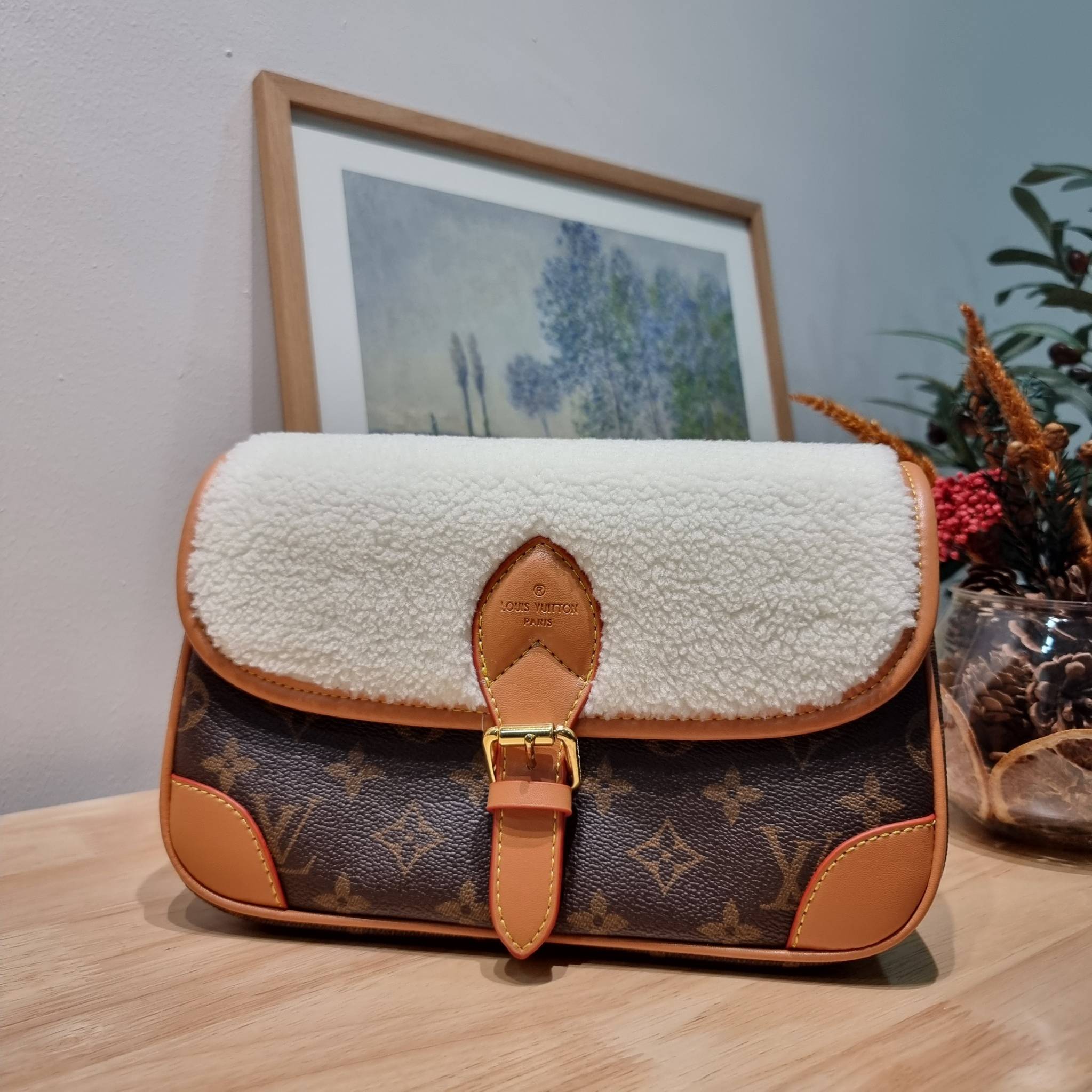LV DIANE FLEECE BAG ใหม่กับรุ่นที่ทำมาจำนวนจำกัด ดีไซน์ต้อนรับอากาศเย็นๆช่วงส่งท้ายปี กับกระเป๋าสะพายทรงสวย ดีไซน์คลาสสิคซ่อนความหรู ด้วยการตกแต่งขนฟูนุ่ม วัสดุหนังแคนวาสตัดสลับหนังแท้ เปิด-ปิดกระเป๋าด้วยกระดุมแม่เหล็ก ภายในเป็นช่องโล่ง ใส่ของสำคัญได้ครบ