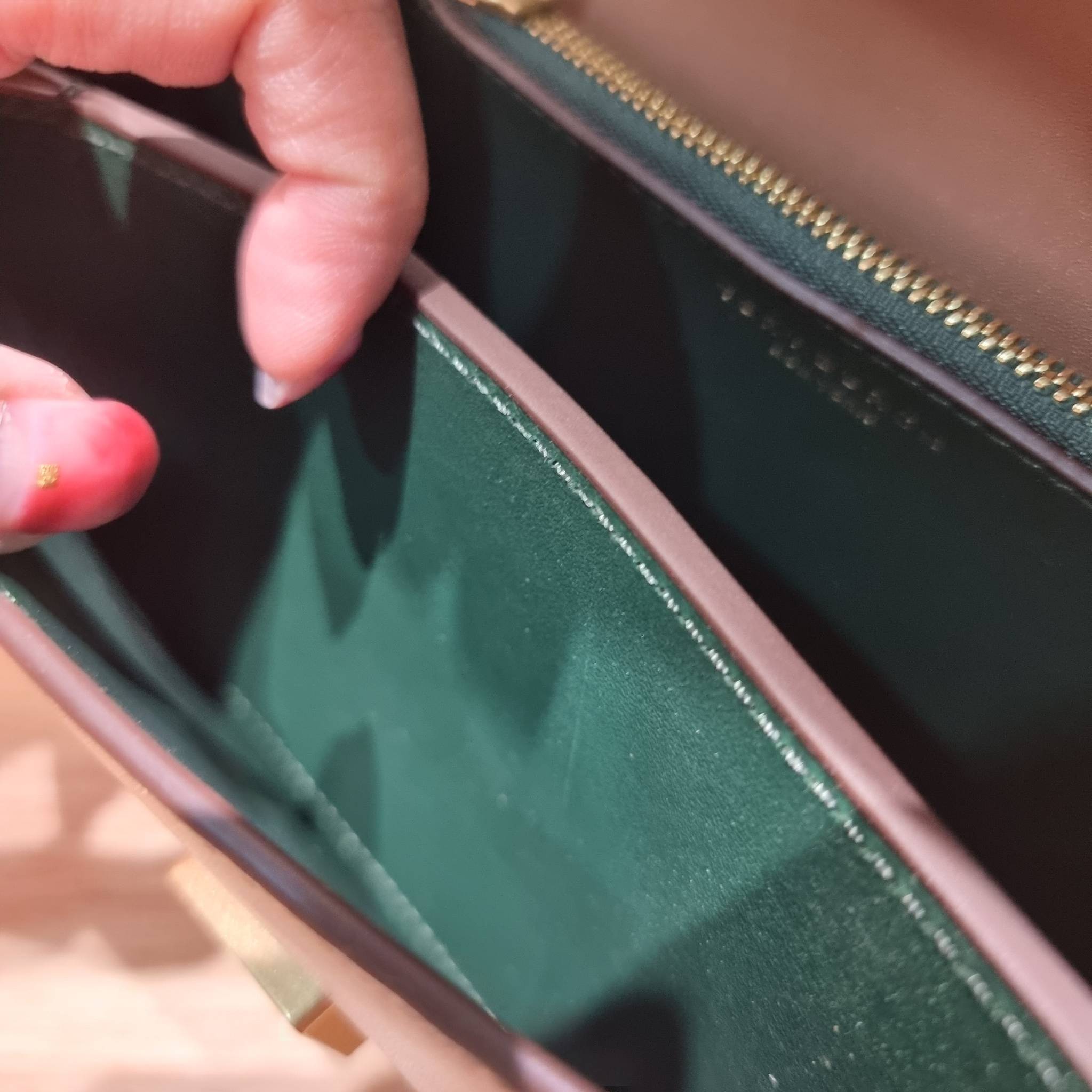 Tory Burch Bag / TORY BURCH ELEANOR SMALL CONVERTIBLE SHOULDER BAG ฮอตไอเท็ม รุ่นนี้ขายดีขายหมด สวยหรู คุณหนู ผู้ดี!! หายากมากแล้วน้า กระเป๋าสะพายข้าง ดีไซน์อยู่ทรง ขนาดกำลังสะดวกใช้ เปิด-ปิดด้วยแถบแม่เหล็ก