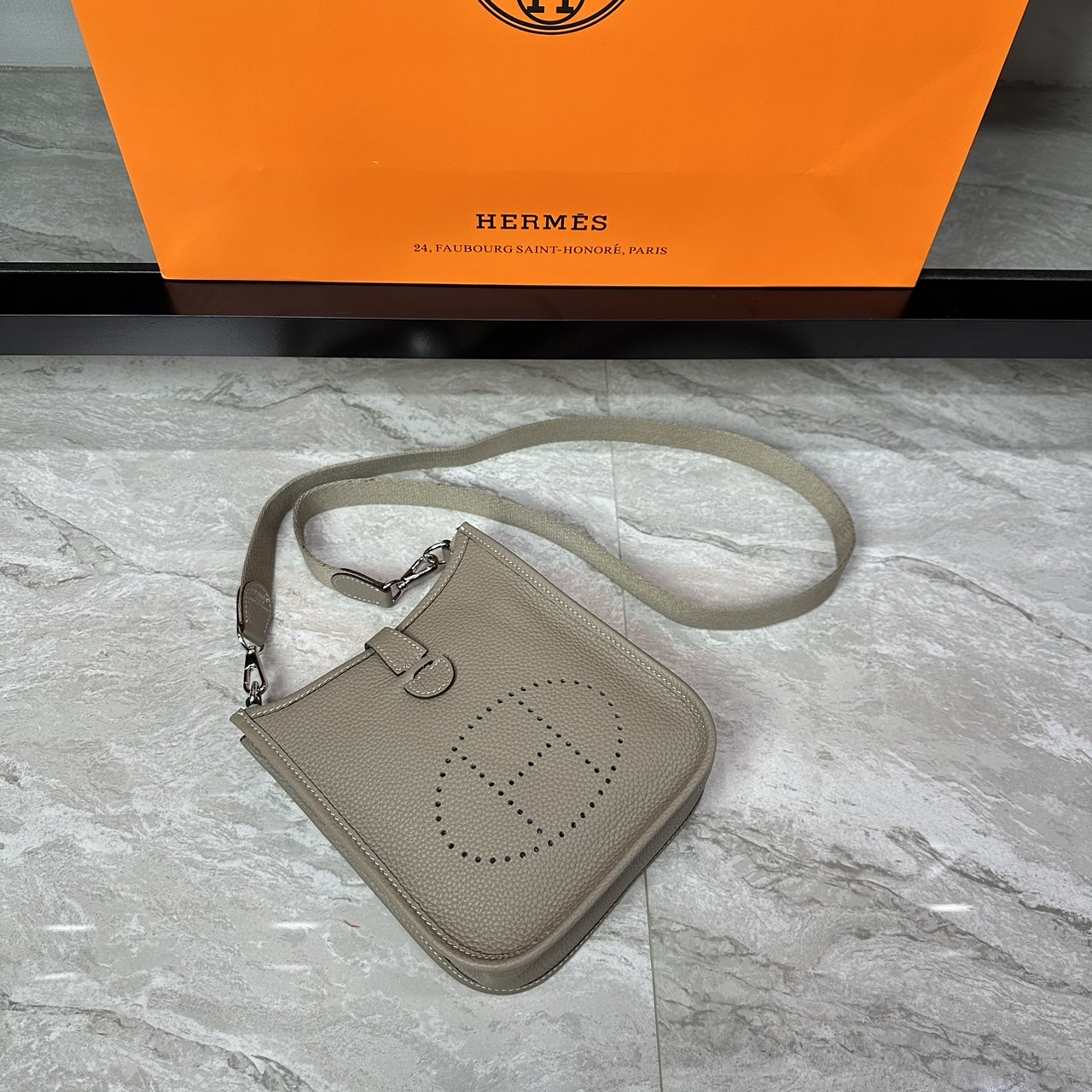 HERMES Evelyne TPM Bag The Perfect Mini Crossbody Bag 17cm กระเป๋าทรงโท้ทแบรนด์หรู เอกลักษณ์ของความสง่างาม เกรดออริ สลับแท้ 1:1 ใช้งานต่างประเทศได้