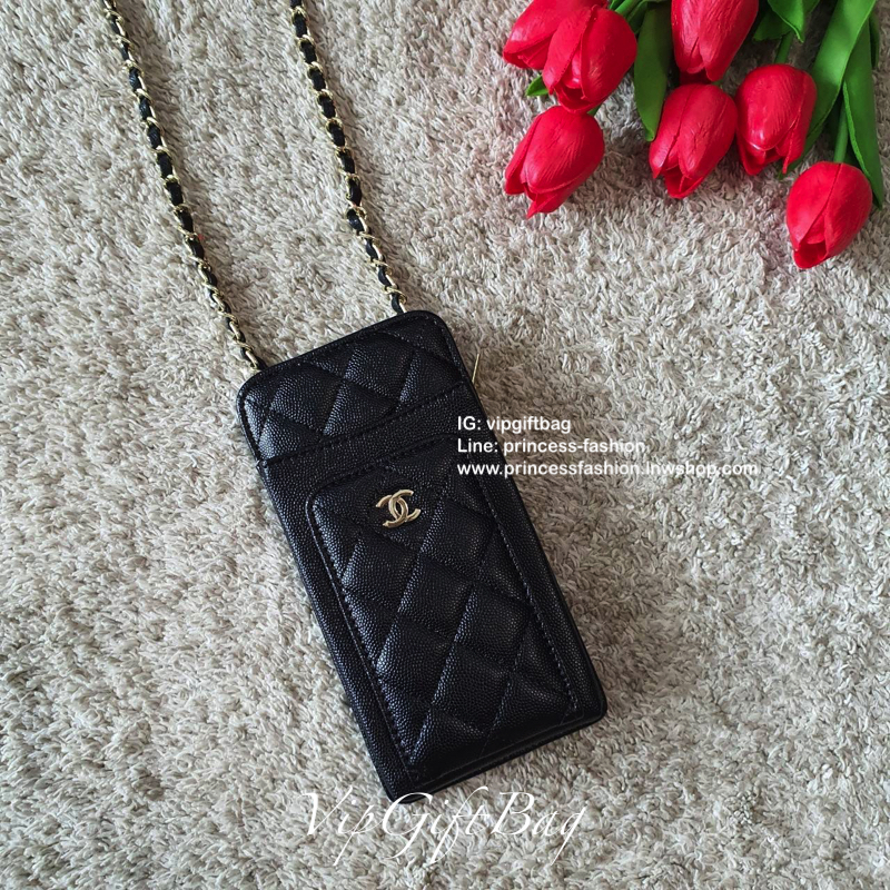 NEW ARRIVAL!! CHANEL VIP GIFT WOC BAG กระเป๋าสตางค์คล้องคอ/ Crossbody ที่กำลังมาแรงมาในตอนนี้ ตัวกระเป๋าเป็นกระเป๋าสตางค์หนังพียูลาย CAVIER **อะไหล่ทองทั้งใบ ด้านหน้าใส่ iphone+ ได้ เปิดปิดด้วยกระดุมแม่เหล็ก สามารถใส่บัตรได้อีก4ใบด้านใน พลิกมาด้านหลังมีช่
