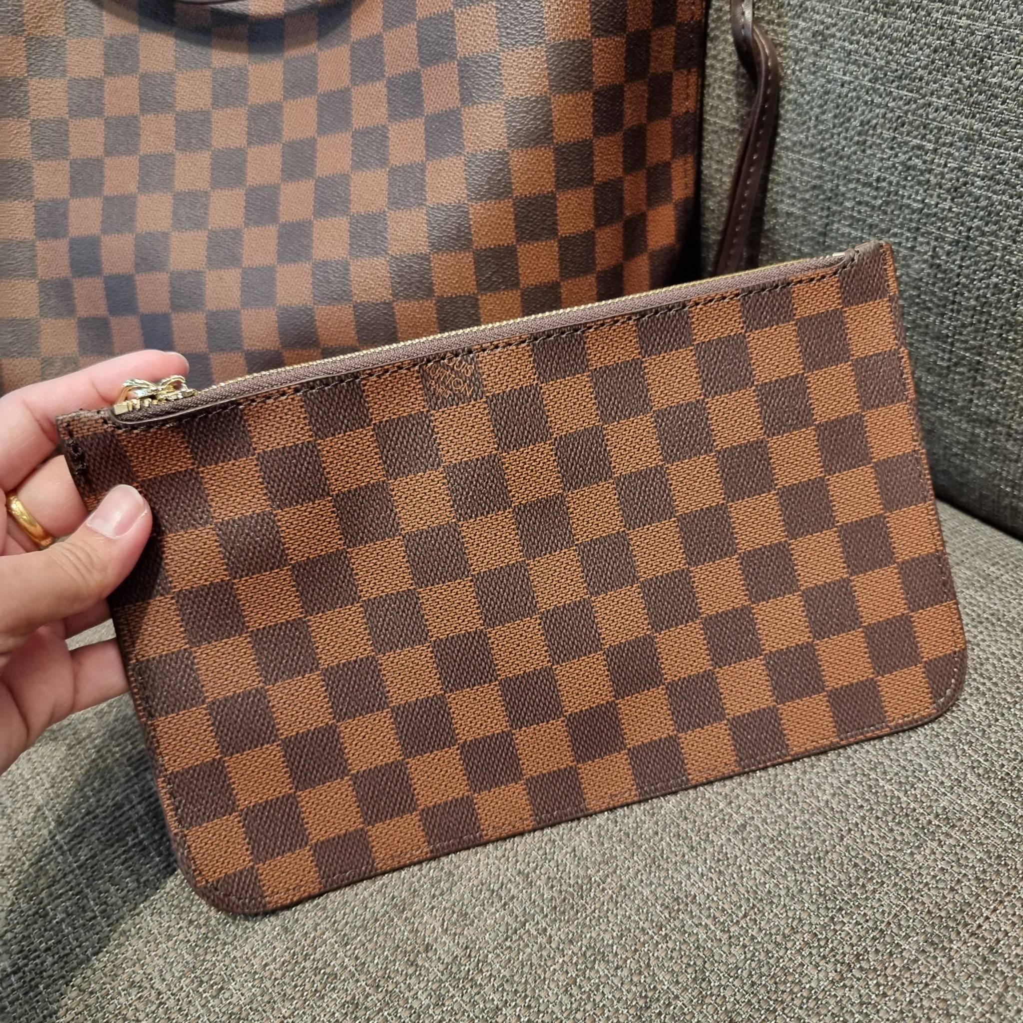 LV 2IN1 TOTE SET กระเป๋าสะพายไหล่ใบใหญ่ทรง tote มาพร้อมใบลูก คลาสสิคที่สุด เป็รอีกรุ่นที่มีคนใช้กันทั่วบ้านทั่วเมือง ฮิตแบบไม่ต้องพูดเยอะ วัสดุหนังแคนวาสปั๊มลายเต็มใบ ปากกระเป๋ามีหูเกี่ยว ด้านข้างมีหนังรูดเก็บทรงได้ ภายในโล่งกว้างมากๆ มีช่องซิปแยกให้ ใบเล