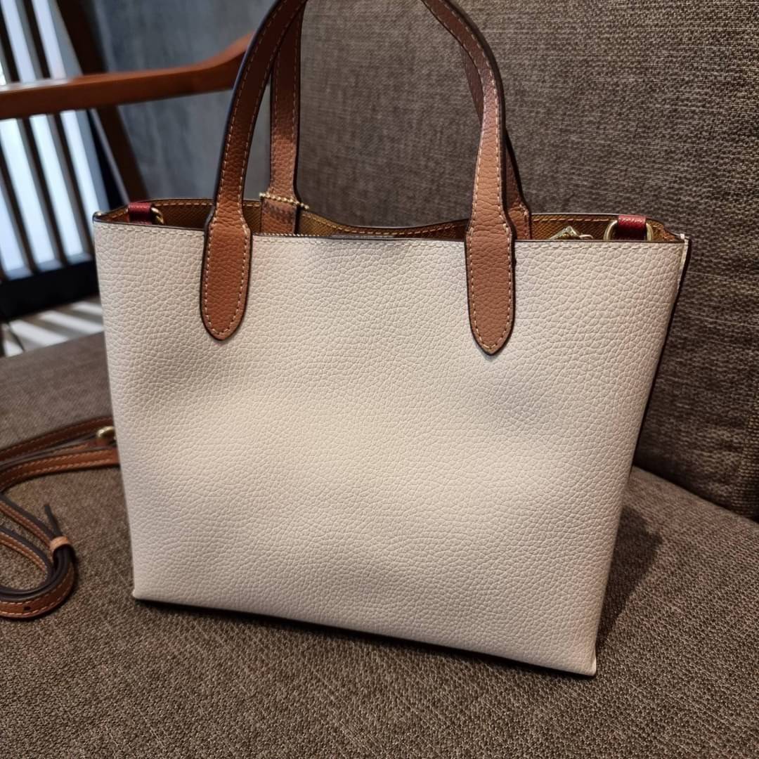 COACH C8561 C8869 WILLOW TOTE 24 IN COLOR BLOCK น้องสาวลุคลูกคุณมาแล้วจ้า กระเป๋าถือ/สะพาย ดีไซน์คัลเลอร์บล็อค ลงตัว เรียบหรู ใบจริงคือผู้ดี๊ผู้ดี ใช่ได้ทุกๆโอกาส วัสดุหนัง pepble อยู่ทรง เปิดปิดด้วยตัวบิดล็อค และอีกฝั่งเป็นกระดุมแม่เหล็ก ภายในโล่งกว้าง ใ
