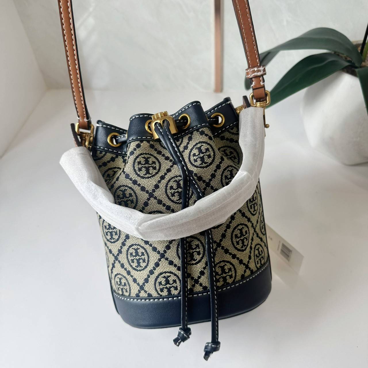 TORY BURCH T MONOGRAM JACQUARD MINI BUCKET BAG กระเป๋าทรงบัคเก็ตไซส์มินิ ทรงยอดนิยมขนาดน่ารัก
