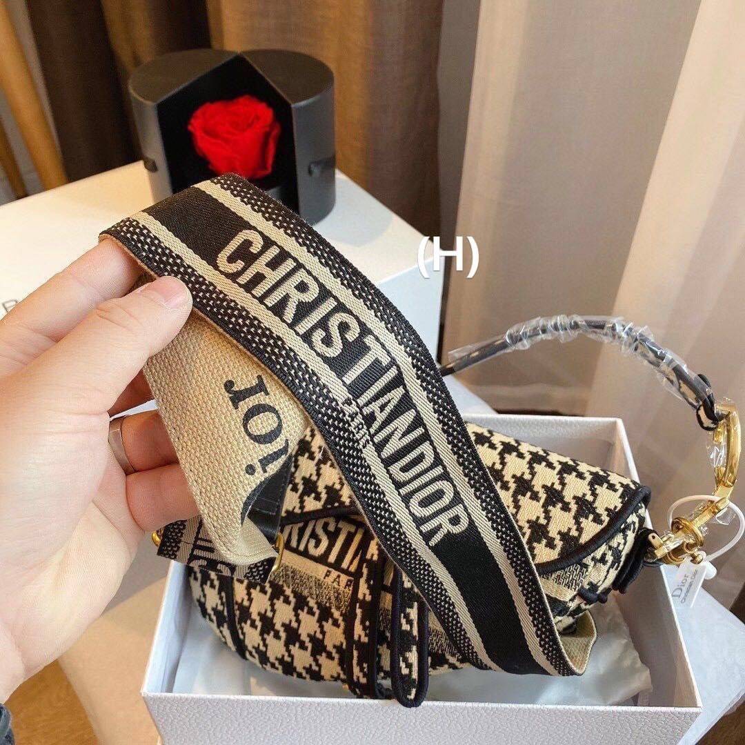 DIOR SADDLE BAG กระเป๋าสะพายดิออร์ รุ่นยอดนิยมตามแบบฉบับแบรนด์ ใช้งานได้ 2 แบบ สะพายยาว CROSSBODY และสายสั้นถือได้เก๋ๆ ลุคนี้คูลสุดๆ เลยค่าา ภาพถ่ายจากสินค้าจริง! สวยมาก พร้อมส่งที่ไทยราคาสุดคุ้ม สาวๆ ห้ามพลาดค่ะ!