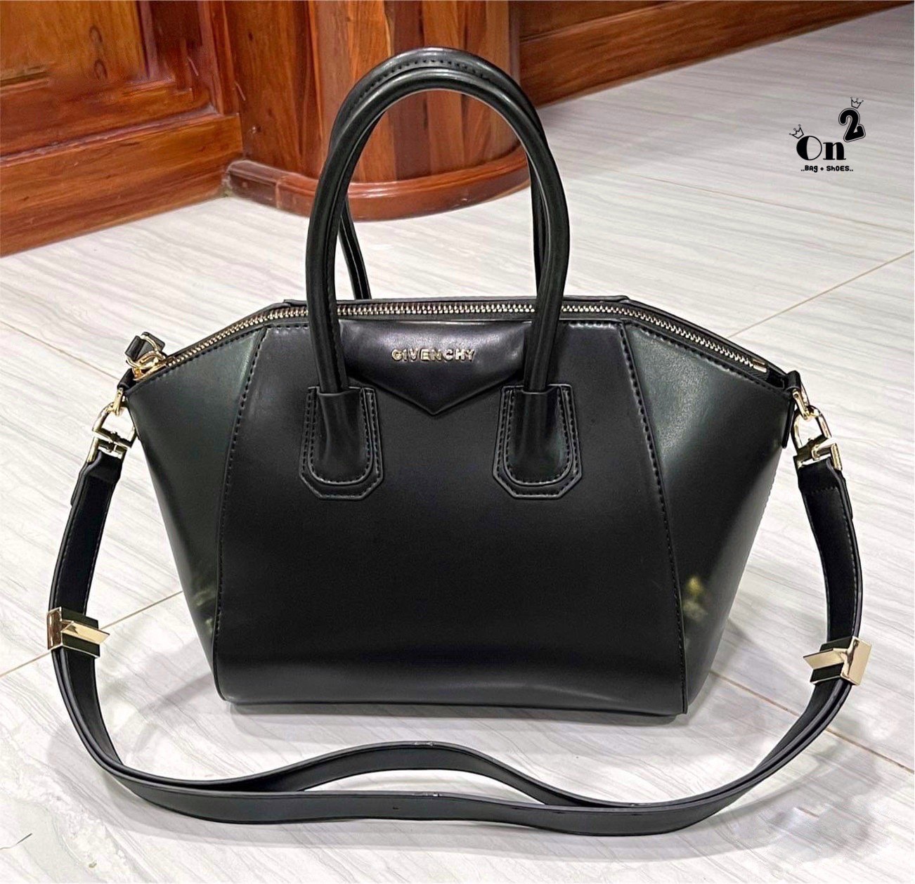 GIVENCHY Antigona Small Leather Tote Bag 12" กระเป๋าสะพายทรงหมอน งานซิปบน หนังเรียบ อะไหล่ทอง มาพร้อมสายสะพายยาวถอดออกถือได้