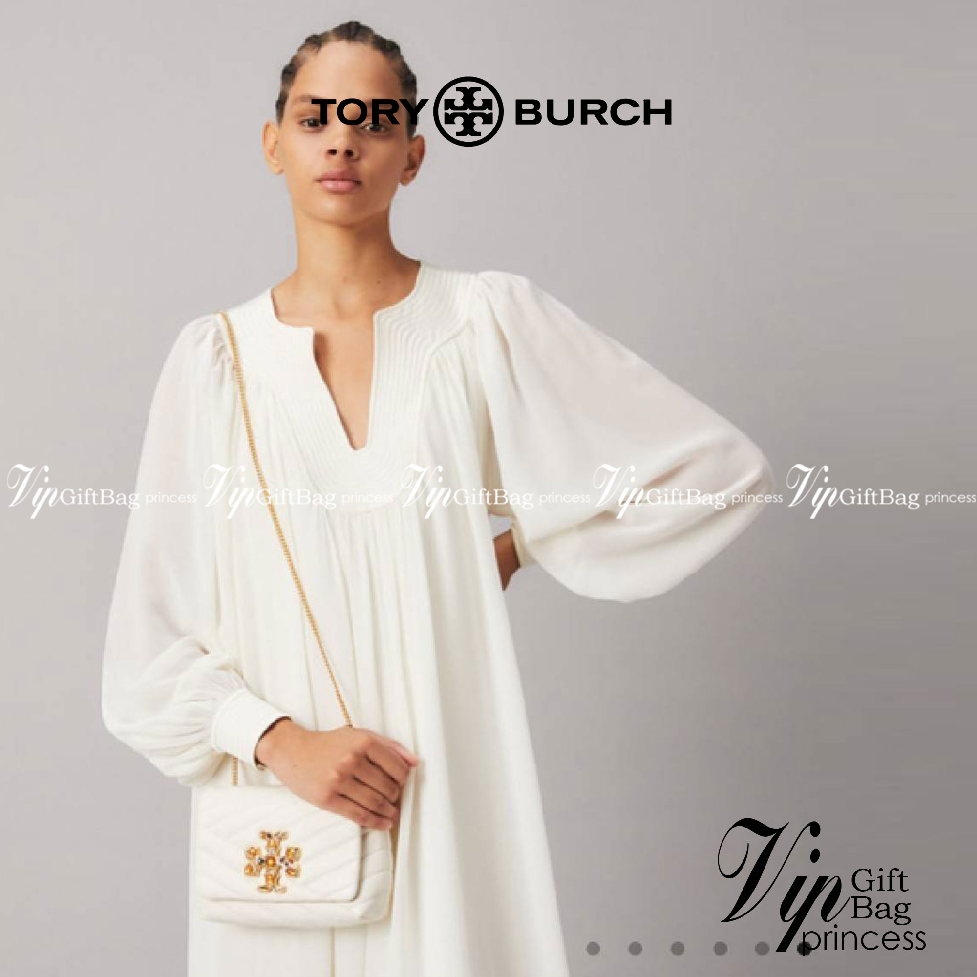 TORY BURCH KIRA CHEVRON EMBELLISHED LOGO MINI BAG ตามคำเรียกร้องจ้า!! ไซส์มินิ สะดวกใช้ พกพาง่าย สไตล์คุณหนู!! กระเป๋าสะพายข้าง ดีไซน์ทรงคลาสสิค โดดเด่นด้วยโลโก้ดีไซน์ประดับเม็ดสี เพิ่มมูลค่าและดึงดูดสายตามากขึ้น วัสดุหนังแกะ สัมผัสนิ่มมือ เปิด-ปิดด้วยกระ