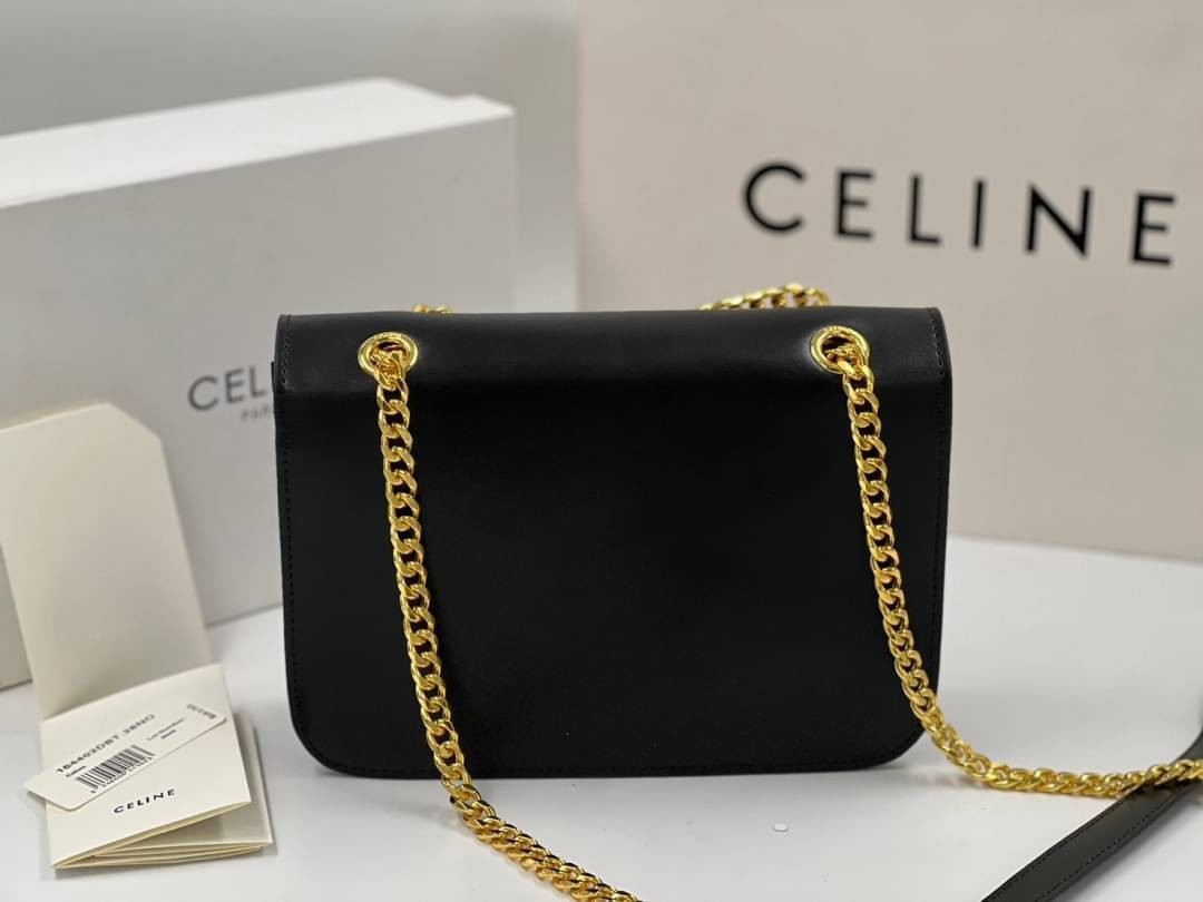 CELINE Classique Triomphe Bag in shiny / CELINE TRIOMPHE WITH CHAIN กระเป๋าสะพายทรงกล่องคล้าย Classic Box แต่มีรุ่นใหม่ออกแบบโลโก้สะดุดตาวินเทจ ด้วยดีไซน์ที่ดูโฉบเฉี่ยว