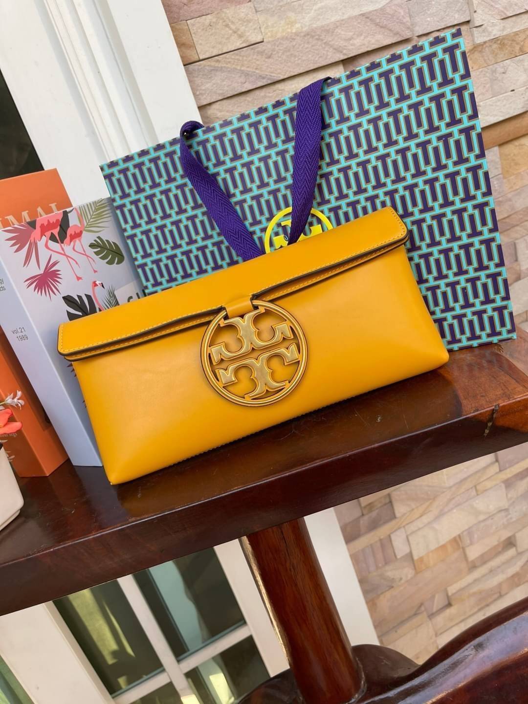 Tory burch Miller Metal clutch กระเป๋าคลัทช์ดีไซน์เรียบหรูออกแบบมาได้อย่างลงตัว ด้วยรูปทรงที่สวยงามและทันสมัย จากแบรนด์ Tory Burch ขนาดกำลังดี สามารถใส่กระเป๋าสตางค์หรือเครื่องสำอางค์ได้ตามขนาดกระเป๋า ในเรื่องของดีไซน์และอะไหล่สีทองดูแมทช์กันดีกับกระเป๋า 