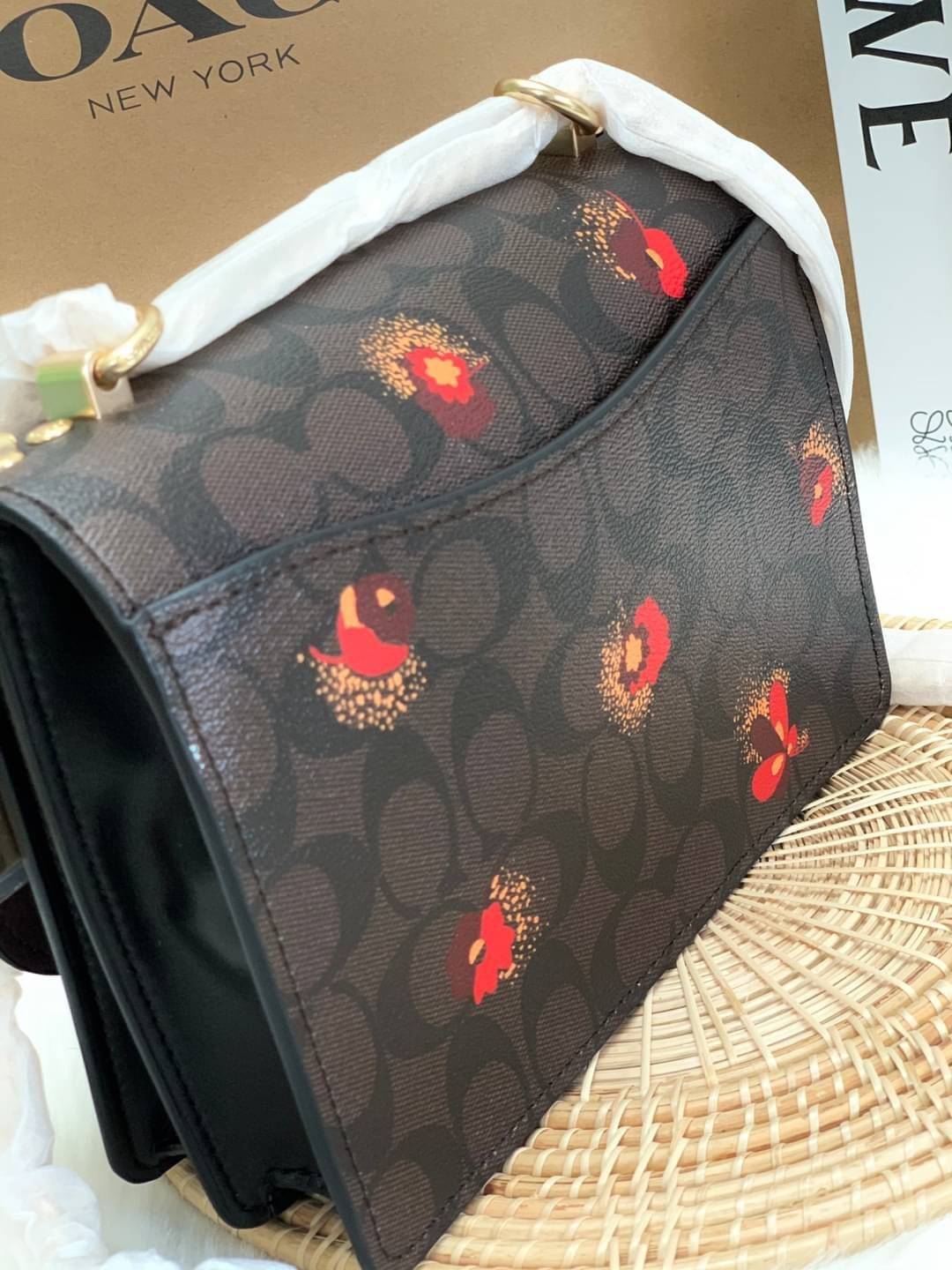 OUTLET 】COACH KLARE CROSSBODY IN SIGNATURE CANVAS WITH POP FLORAL PRINT ((C5797)) สวยมากๆ อยากให้ได้ไปจริงๆจ้าา พร้อมส่งที่ไทย สวยมากๆค่ะ 🌺 ✔️กระเป๋าสะพายแบบครอสบอดี้ร์ หนังแท้สวย ✔️พร้อมป้ายห้อยโลหะแบรนด์หรู 🌺จุดเด่นของรุ่นค