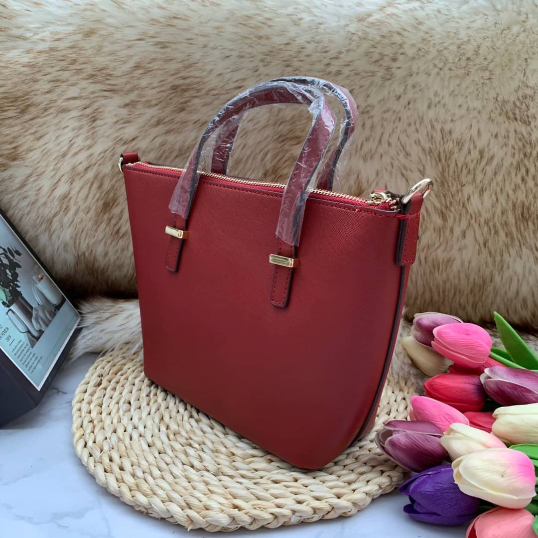 ของแท้ 💯% Kate Spade New York Cross Body Bag กระเป๋าถือหรือสะพาย หนัง Saffiano ภายในมีช่องซิปและช่องเล็ก มีหมุดรองฐานกันรอย 4 มุม อะไหล่ทองทั้งใบ ขนาดกำลังดี ใส่กระเป๋าสตางค์ยาวได้ค่ะ