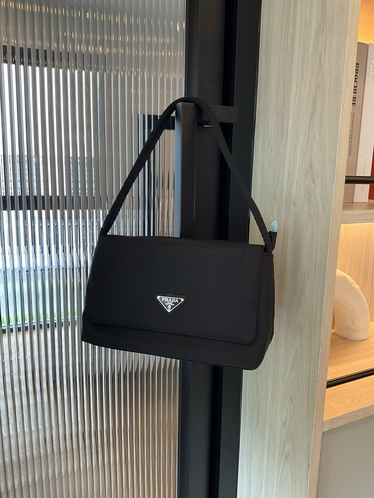 Prada nylon shoulder bag ทรงยอดฮิตของคุณผู้หญิงเลยค่ะ วัสดุทำจากผ้าNylon อย่างหนา กันน้ำได้คะ มีโลโก้แบรนด์อยู่ข้างหน้า ตัวกระเป๋าอยู่ทรง อะไหล่เงินทั้งใบ ด้านในบุผ้าลายแบรนด์อย่างดี