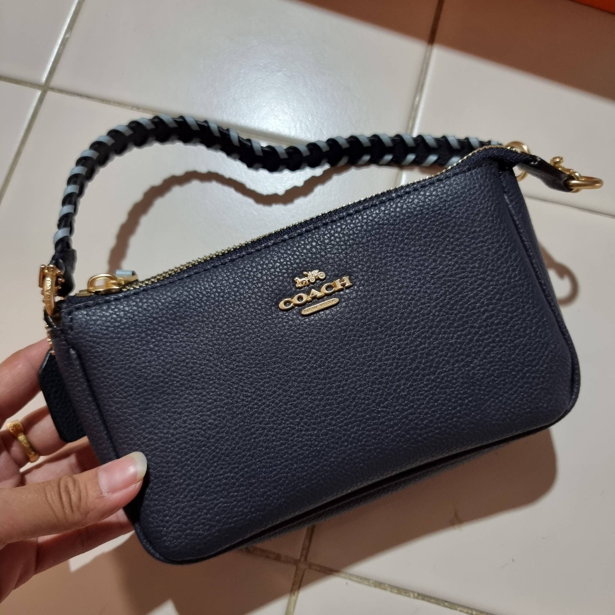 COACH C4233 NOLITA 19 WITH WHIPSTITCH คอลเลคชั่น rare item น่ารักน่าใช้ ในสไตล์คลาสสิค กระเป๋าทรงพอชขนาดมินิ ที่สามารถสะพายไหล่ และกึ่งคล้องมือใช้ได้ 2 สไตล์ ปรับสายให้มาเกี่ยวฝั่งเดียวเพื่อใช้เป็นคล้องมือ หรือปรับเกี่ยวอีกฝั่งใช้คล้องแขน คล้องไหล่ก็เก๋มา