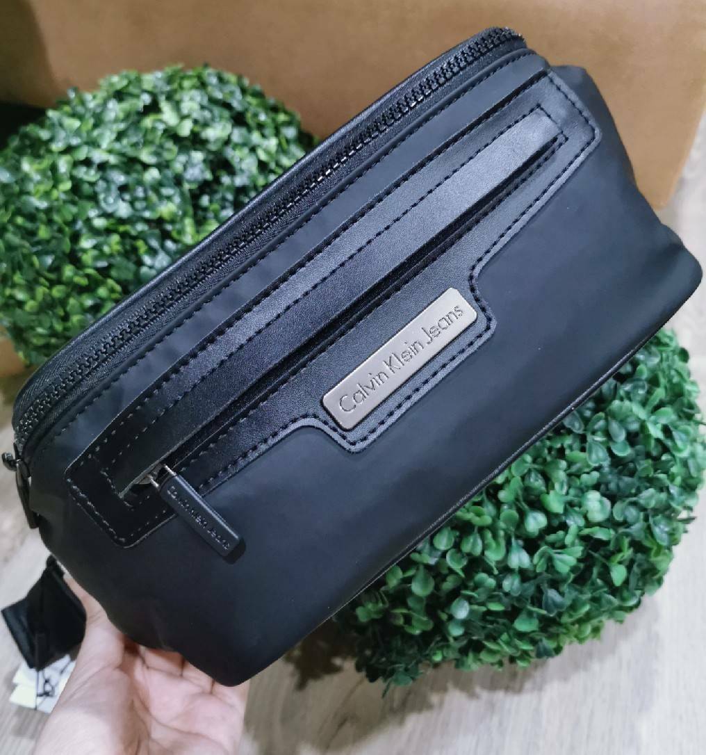 CALVIN KLEIN" JEANS NYLON WAIST BAG กระเป๋าสะพายคาดเอวหรือคาดอกอกรุ่นใหม่ล่าสุดดีไซน์สุดฮิต Limited Edition จาก Calvin Klein Factory วัสดุ Nylon+Polyester 100% คุณภาพดีดูเเลรักษาง่าย กันน้ำ เปิดปิดด้วยซิปสะดวกใช้ หัวซิปแบรนด์ด้านหน้ามีโลโก้และช่องซิป