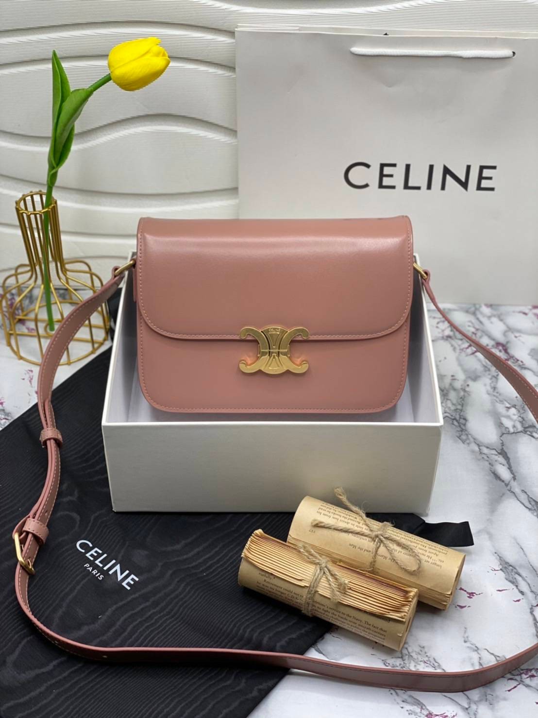 หนังแท้ CELINE TRIOMPHE CROSSBODY BAG ดีไซน์ยอดนิยมสไตล์สาว LISA ทรงสี่เหลี่ยมหนังสวยหรูอยู่ทรงเปิดปิดด้วยฝาปิดโลโก้แบรนด์อะไหล่ทอง ภายในมีช่องหลัก ช่องย่อย และช่องซิป สามารถใส่มือถือของใช้จุกจิกได้เยอะ มาพร้อมสายสะพายหนังยาวปรับระดับได้ จะสะพายไหล่ CROSS