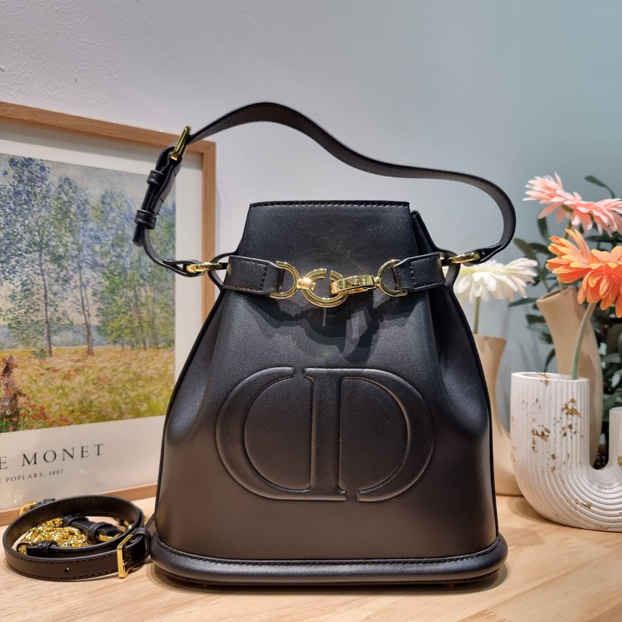 CD MEDIUM C'EST BAG 25cm / Dior bucket bag พร้อมส่ง กระเป๋าสะพายสุดคลาสสิค ดีไซน์หรู มีดีเทลสวยไม่ซ้ำใคร อะไหล่ออกแบบมาเป็นตัวซีดี