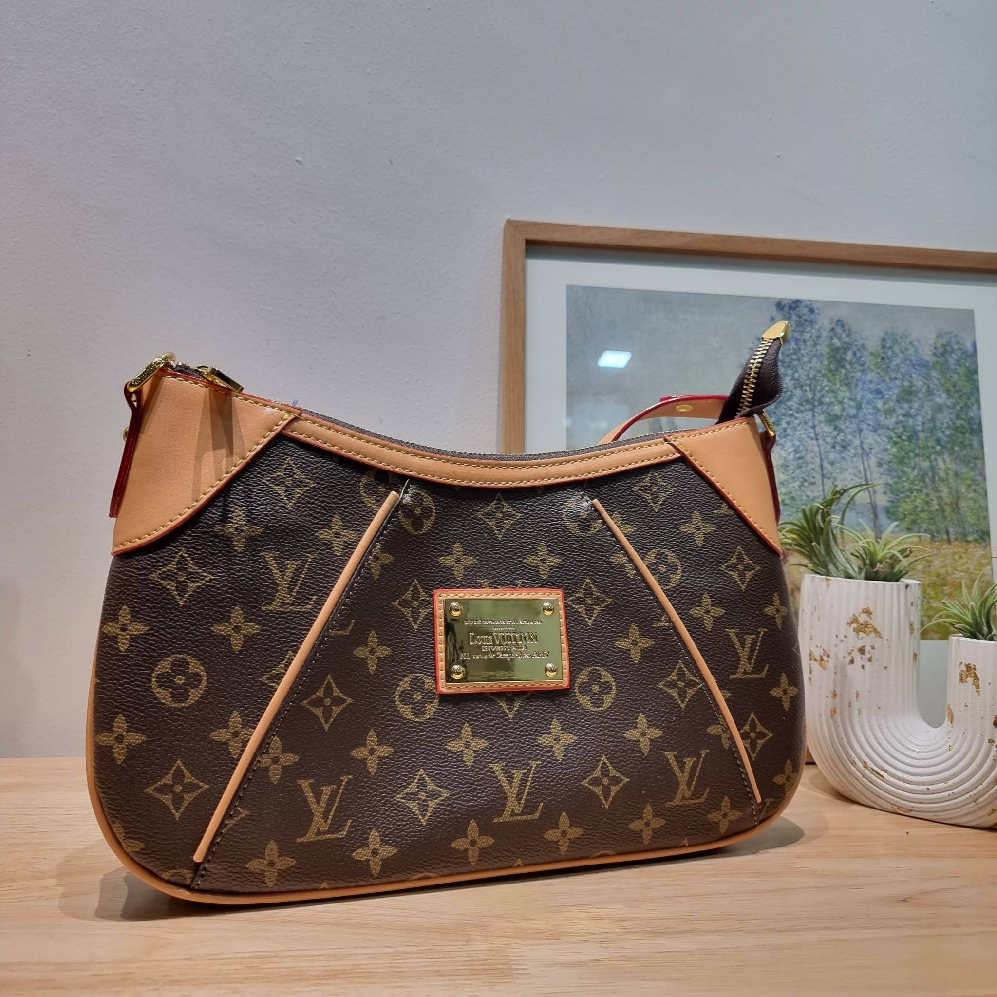 LV THAMES PM MONOGRAM BAG กระเป๋าสะพายไหล่รุ่นยอดฮิตทรงพอช ใบใหญ่กำลังดี สวยดีไซน์คลาสสิควินเทจ สายสะพายในตัวใช้งานได้คล่องตัว