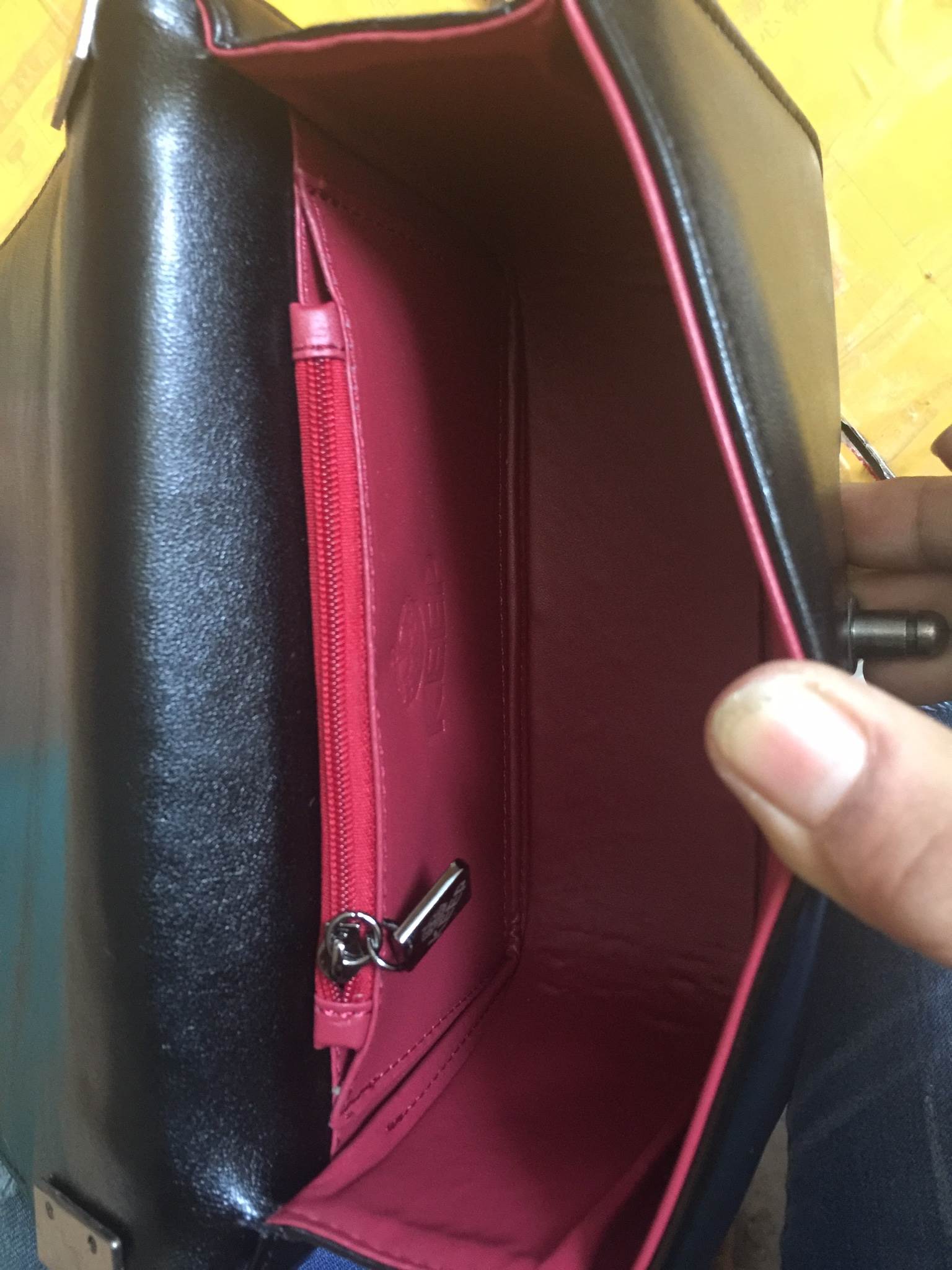 New Arrival!! Keep chain medium shoulder bag กระเป๋าทรงยอดฮิตคะ รุ่นนี้รับประกันความสวย ตัวกระเป๋าหนังเนื้อดี ขนาดกะทัดรัด ภายในสีแดง มีช่องใส่ของจุกจิก สายโซ่ปรับได้ 2 แบบทั้งสายสั้น สายยาว สะพายพาดลำตัวได้คะ น่ารักมาก ใส่ มิกส์ ได้ง่ายกับทุกชุด ใบนี้แนะ