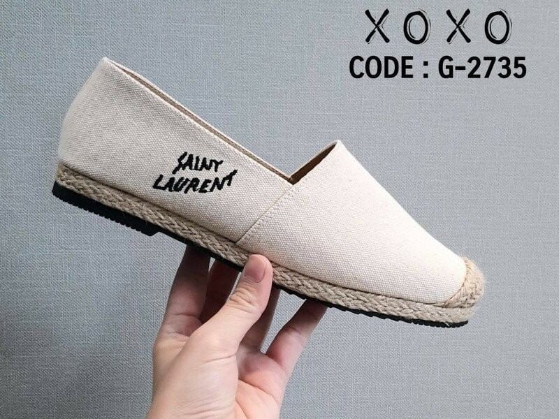 Saint Laurent คัชชู ผ้าแคนวาส สไตล์เทย์ แต่มีดีเทลความแพงโดยแบรนด์ ปักด้านข้าง สวยเทย์มาก โดนใจแอดมินที่สุด รอบๆที่พื้นว่างเชือกฟางปอโดยรอบ