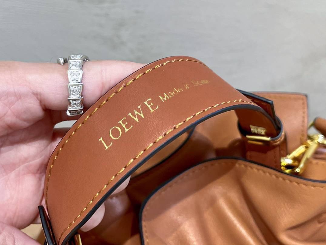 LOEWE Flamenco Clutch Bag / LOEWE CROSSBODY BAG กระเป๋าหนังทรงขนมจีบ อะไหล่ทอง วัสดุหนังอย่างดี