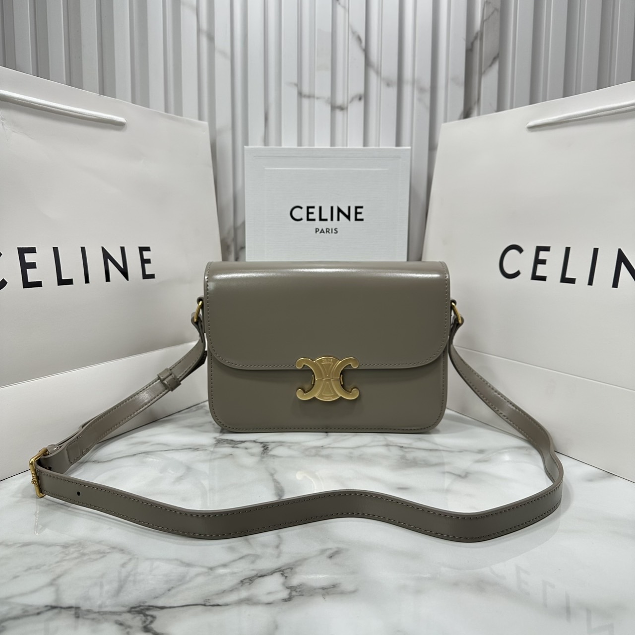 ORI หนังแท้ | 9" CELINE CLASSIQUE TRIOMPHE bag in natural leather กระเป๋าสะพายรุ่นยอดนิยม ด้วยรูปทรงสี่เหลี่ยมผืนผ้า ดีไซน์คล่องตัวถ่ายทอดให้เห็นถึงแก่นแท้ของสไตล์