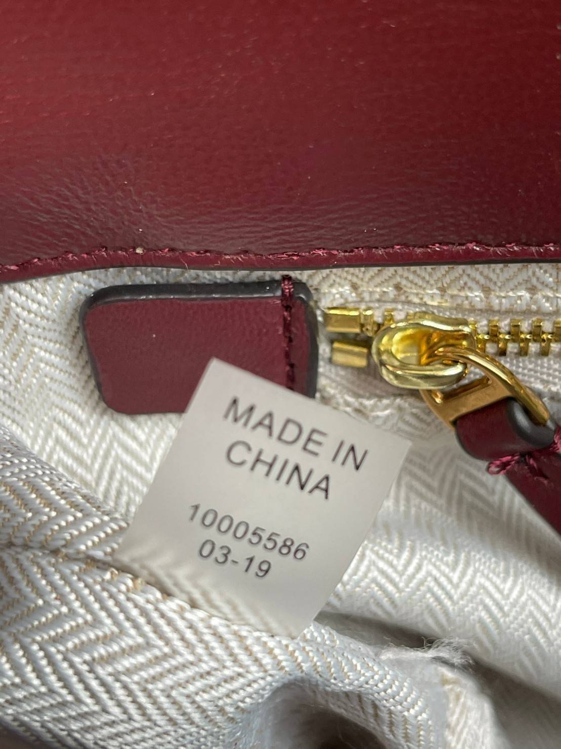 Tory Burch Kira Chevron Small Convertible Shoulder Bag เป็นกระเป๋าที่ใช้ในการออกงานสำคัญหรือวันที่มีปาร์ตี้สังสรรค์ คุณควรเลือกใช้กระเป๋าที่มีดีไซน์สะดุดตา