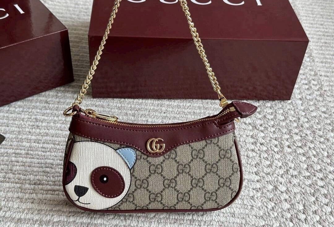 Gucci Ophidia Mini Bag with Panda กระเป๋าถือ/คล้องไหล่ ตกแต่งลายน้องแพนด้าโดดเด่น ไซส์มินิปุ๊กปิ๊กน่ารักสุดคิ้วสะดุดตา สายโซ่สีทองเพิ่มความหรูหรา แฝงความไฮน์ในตัว