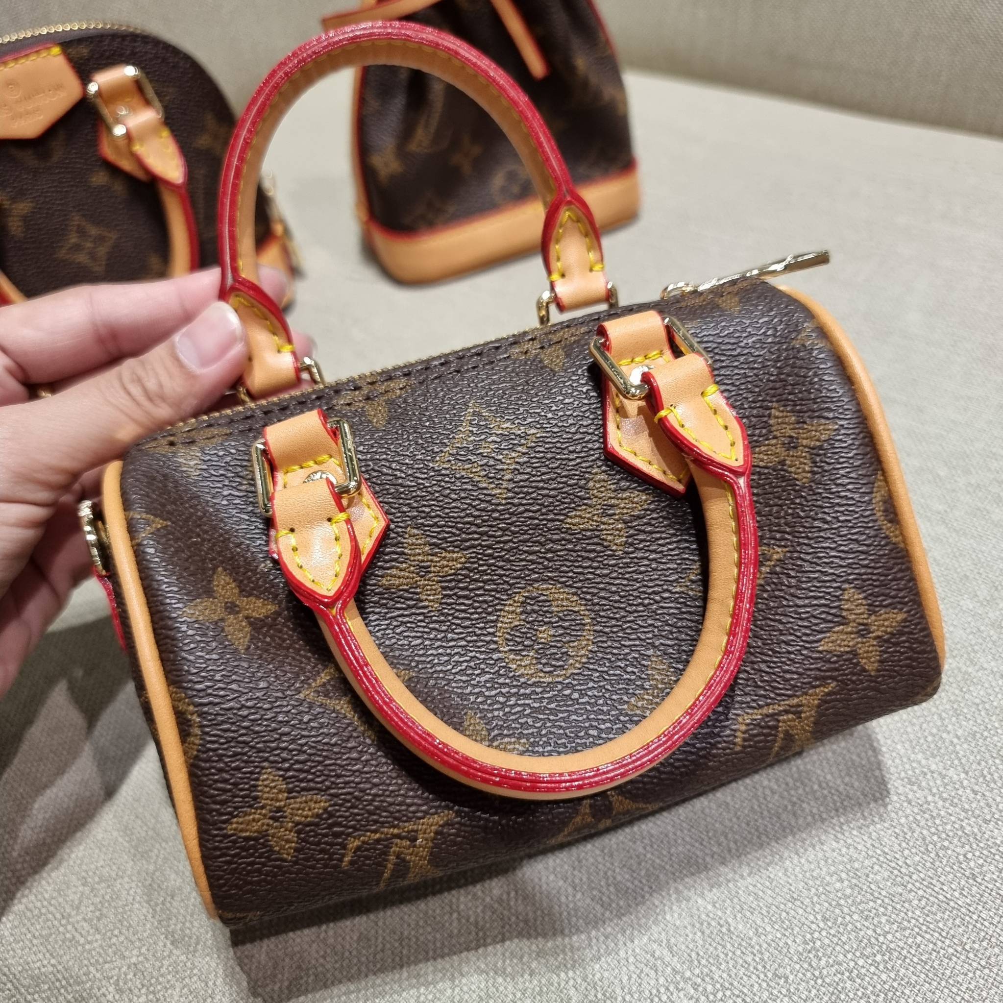 LV TRIO MINI ICONES ใหม่ล่าสุด น่ารักน่าใช้ ที่รวบรวมรุ่นสุดยอดที่เป็นดั่งไอคอนนิค ให้ทุกคนได้สะสมครบคอลเลคชั่น ในไซส์มินิ วัสดุหนังแคนวาสทุกใบ มีสายสะพายข้างให้ เกี่ยวทุกใบรวมสะพายทีเดียว หรือแยกใช้วันแบบ วันละสไตล์ สลับได้ไม่มีเบื่อ มาพร้อม box set ครบ 