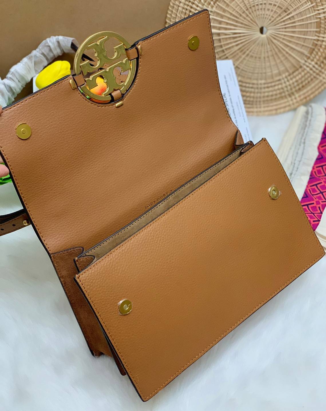 สวยจริงไม่จกตาจ้าา😘 TORY BURCH MILLER SHOULDER BAG BRAIDED STRAP LARGE ((81668)) พร้อมส่งที่ไทย! กระเป๋าหิ้วและสะพายไหล่ได้ในตัว หนังแท้ลายหนังสวยมากๆค่ะ ด้านหน้ามีอะไหล่โลโกแบรนด์ หรู สะพุดตาทีเดียว เปิดปิดกระเป๋าแบบฝาปิด ภายในมีช่องหลักใส่ของ2ช่