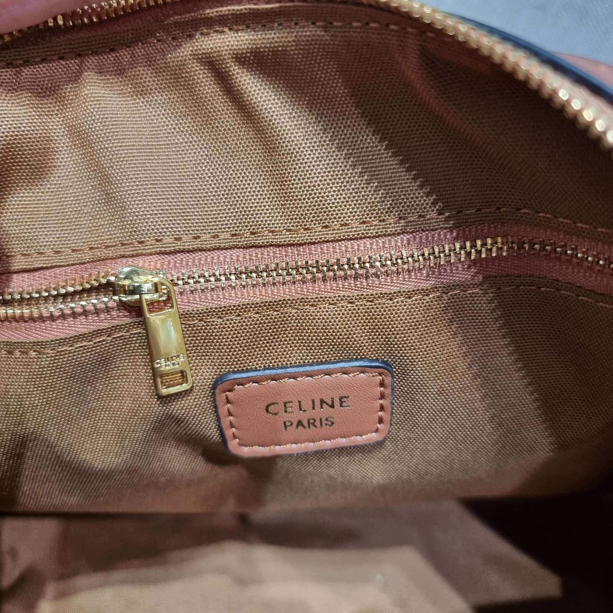 CELINE BOSTON BAG IN TRIOMPHE CANVAS AND CALFSKIN ยอดฮิตกับลวดลายเอกลักษณ์ สุดคลาสสิค กับกระเป๋ากึ่งเดินทาง ไซส์กำลังดี ที่สามารถใช้ได้ทั้งหนุ่มๆและสาวๆ วัสดุหนังแคนวาสตัดสลับหนังแท้ เปิด-ปิดด้วยซิป ใช้งานสะดวก และยังมีพวงหนังห้อยและแม่กุญแจล็อคซิปได้ มาพ