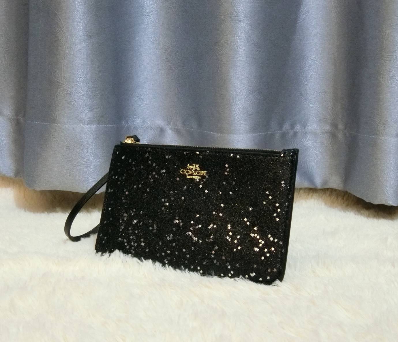 Coach Star Glitter Corner Zip Wristlet / FACTORY HK กระเป๋าคล้องมือทรงคลัช ตัวกระเป๋าตกแต่งกริ๊ตเตอร์ ด้านหน้าติดอะไหล่แบรนด์ สวยหรู เปิดปิดด้วยซิป ด้านในบุผ้ากำหยี่สามารถใส่โทรศัพท์มือถือได้ทุกรุ่น มาพร้อมสายคล้องมือ 1เส้น MUST HAVE!!