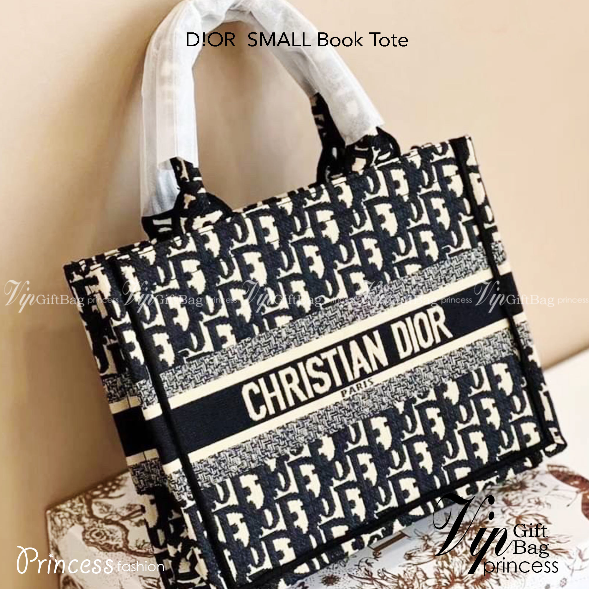 DIOR SMALL BOOK TOTE กระเป๋าสะพายทรงโท้ท สวยคลาสสิคขนาดกำลังดี พกพาสะดวก ใช้งานง่ายสุดๆ วัสดุงานทอละเอียดคุณภาพดี ภายในเป็นช่องโล่ง ใบจริงงานสวยเกินเบอร์!! สวยงามเกินราคา ไม่ผิดหวังจ้า