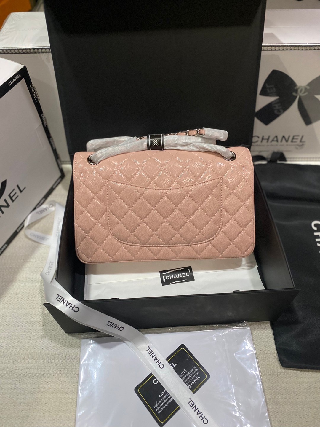 CHANEL Classic Medium Flap Bag กระเป๋าสะพายคลาสสิกรุ่นยอดนิยมตลอดกาล ดีไซน์เรียบหรูหราขับผิว งานหนังแท้สวยมาก มีอะไหล่เงินและทอง สุดยอดเดอะเบสท์ไอเท็ม