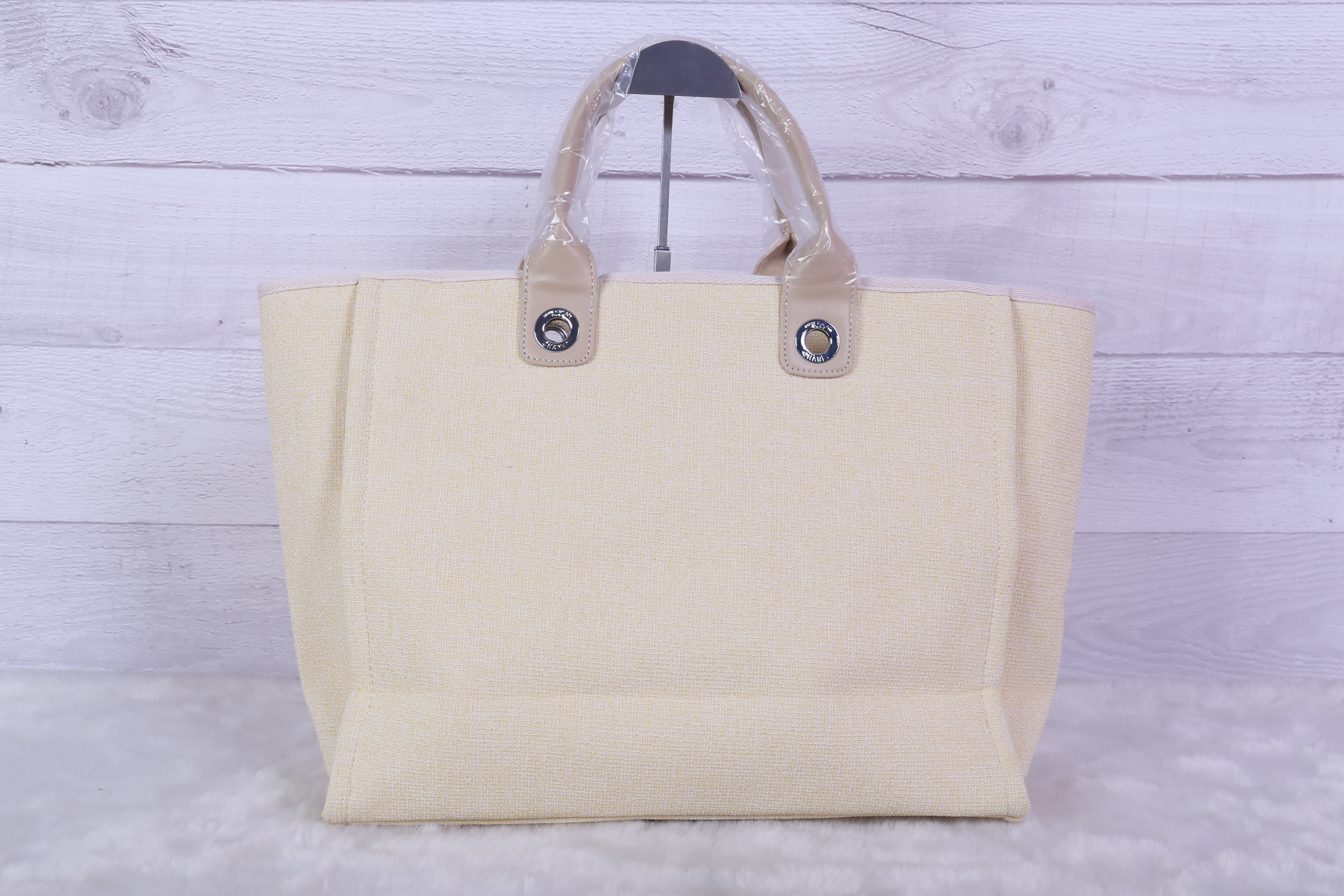 Chanel Tote canvas premium gift จากแบรนด์ Chanel กระเป๋าสะพาย Chanel Tote canvas โลโก้ปัก กระเป๋า ทรง Tote ผ้า canvas เนื้อหนาอย่างดี มีซับใน ด้านหน้าปักโลโก้แบรนด์หรู **จุดเด่นที่ หูจับมี 2 แบบคือ แบบสายหนัง และ โซ่ สามารถ สะพายไหล่ได้คะ ใบใหญุจุของคุ้ม