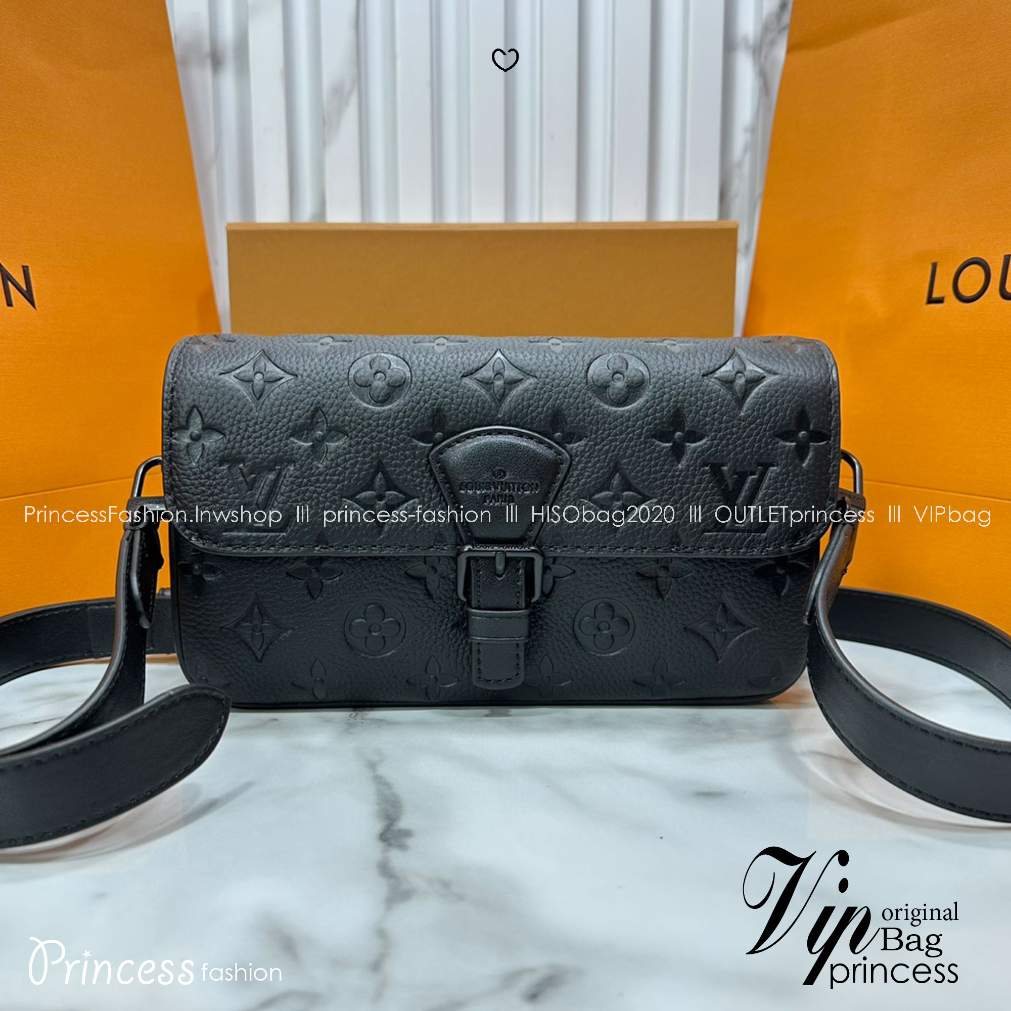 ORI หนังแท้ | LV Montsouris crossbody bag Monogram Eclipse Leather 22cm กระเป๋าสะพายทรงแมสเซ็นเจอร์ไซส์เล็ก สไตน์กระเป๋าสตางค์แบบสะพาย ดีไซน์ใหม่ทรงยาวล้ำสมัยประดับบัคเคิลสัญลักษณ์เมซงพร้อมแถบแม่เหล็กด้านหน้า สุดไอคอนิก