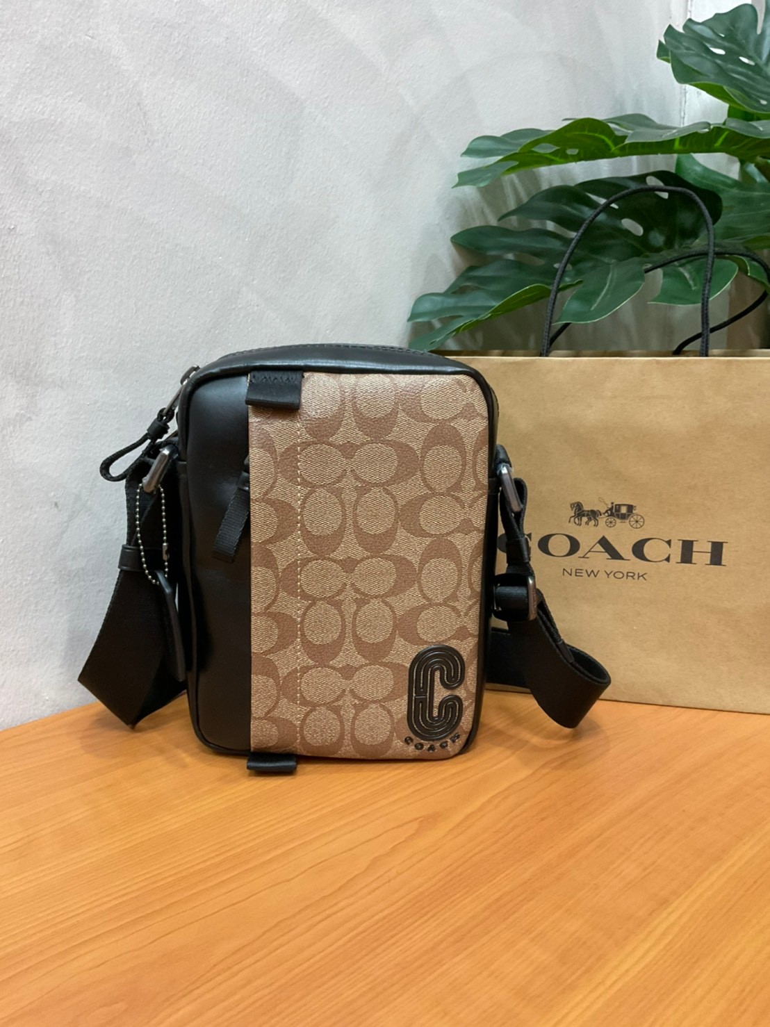 COACH NORTH/SOUTH EDGE CROSSBODY (COACH 5626) IN SIGNATURE CANVAS (COACH 6788) กระเป๋าสะพายผู้ชาย กระเป๋าสะพายรุ่นใหม่ ชนช็อป (!!)รุ่นหายาก สี COBALT MULTI วัสดุทำจาก หนังลูกวัวแท้ เนื้อเรียบ พิมพ์ลาย ขนาดกำลังดี