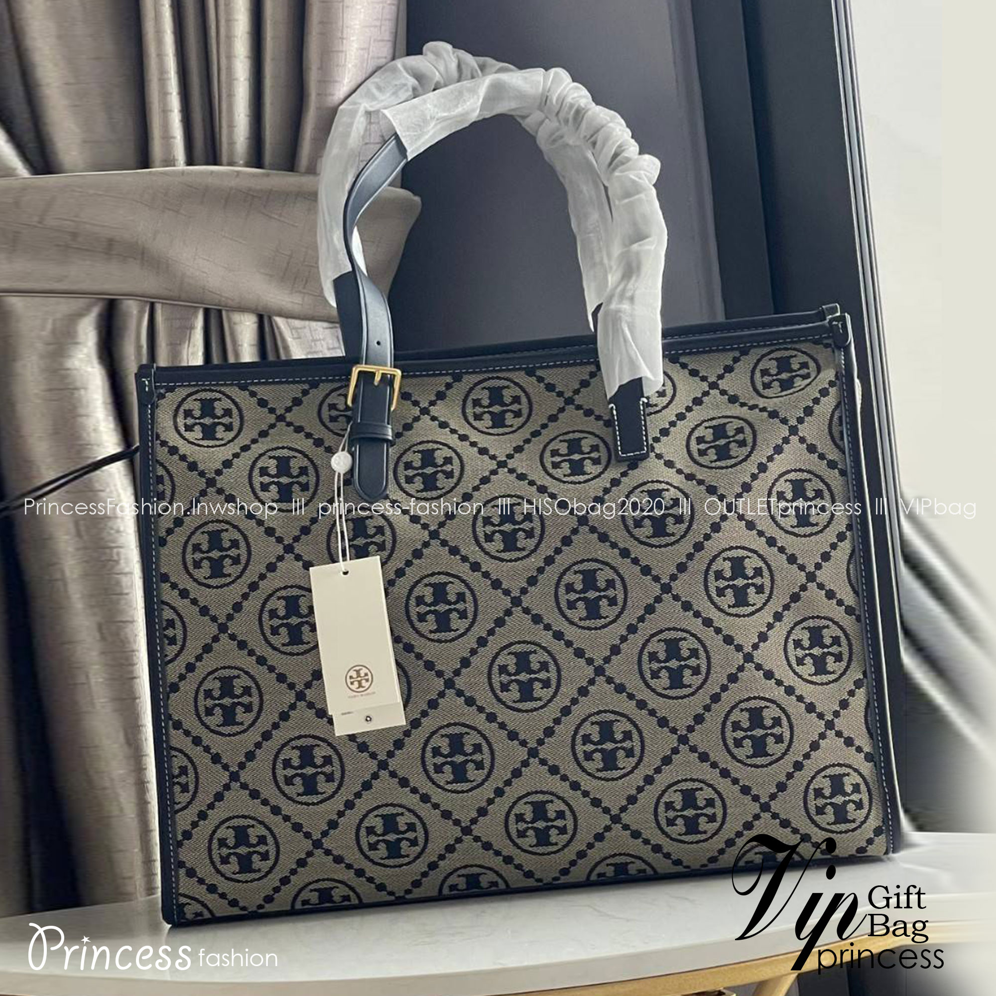 TORY TOTE BAG / Tory Burch T Monogram Jacquard Large Tote Bag สำหรับคนที่ชอบกระเป๋าที่มีพื้นที่ใส่ของได้จุใจ หยิบของใช้งานสะดวก และพกพาง่าย ขอแนะนำกระเป๋ารุ่น นี้เลยคะ