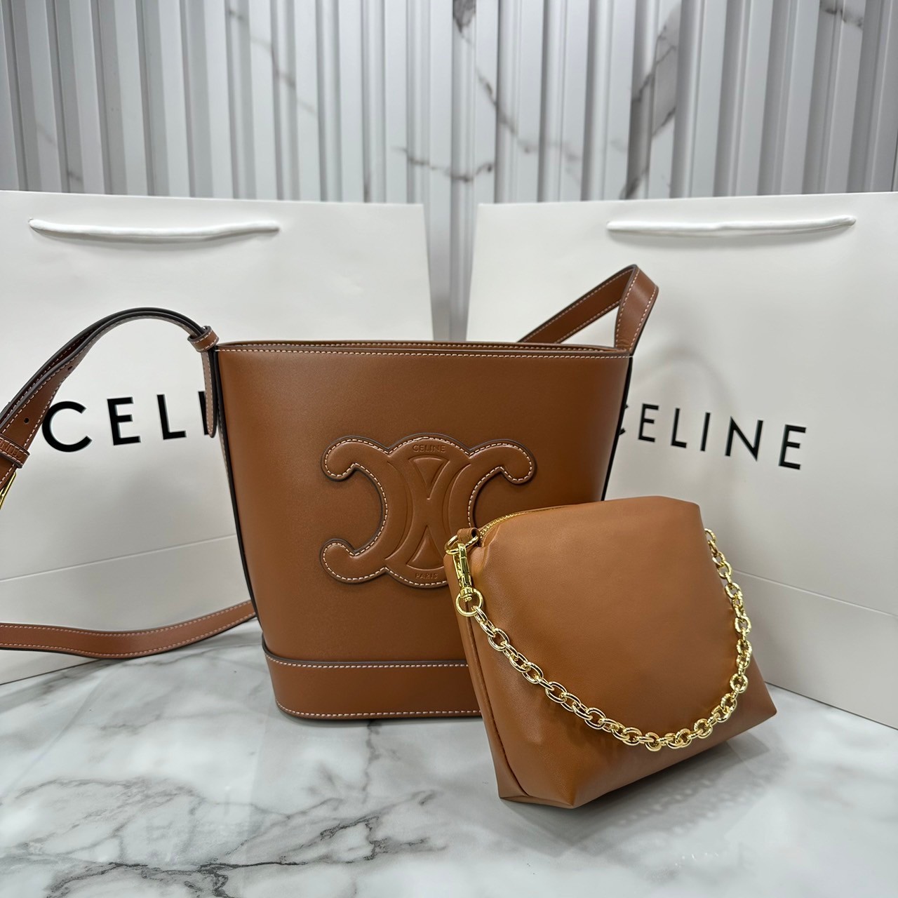 CELINE BUCKET CUIR TRIOMPHE bag in denim with full Triomphe กระเป๋าสะพายทรงบัคเก็ตเดนิม ปักลายแบรนด์สีขาวสวยโดดเด่น พิเศษพร้อมใบลูกสะดวกใช้งาน รุ่นฮิตข้ามปี งานสวยเรียบหรู ผู้ดีไปอีก