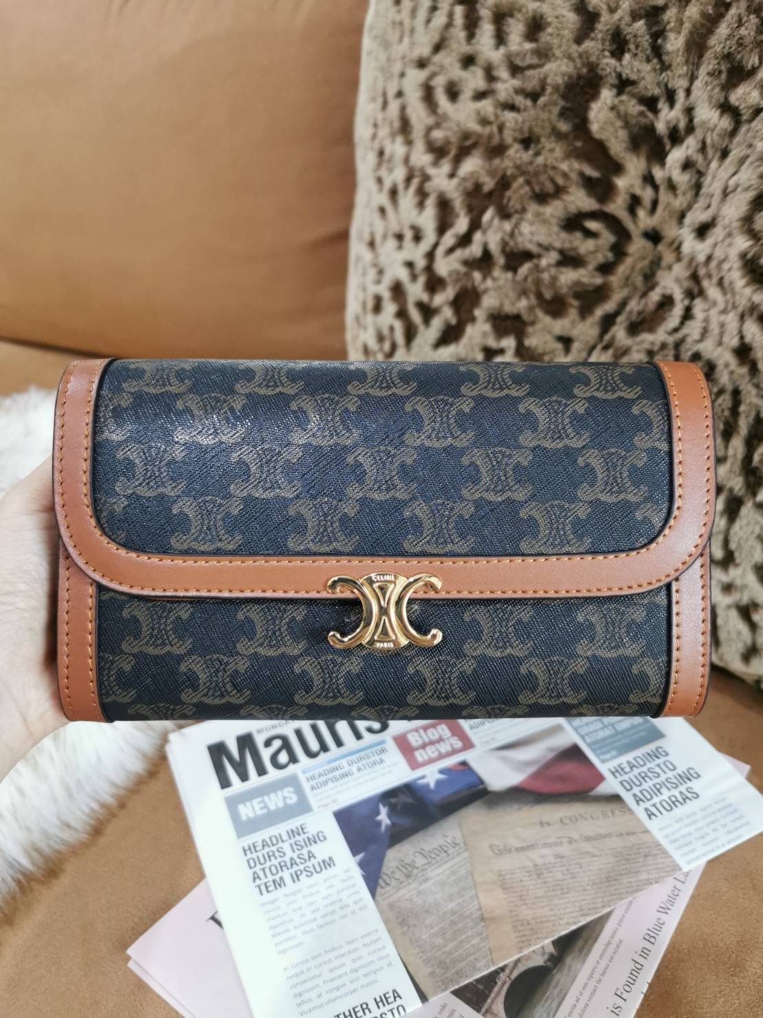 CELINE CLUTCH BAG WITH CHAIN VIP GIFT WITH PURCHASE GWP กระเป๋าพรีเมี่ยมกิ๊ฟ Limited จาก CELINE HAUTE PARFUME DUTYFREE COUNTER วัสดุ Triomphe Canvas หนังสวยอยู่ทรงเปิดปิดด้วยฝาปิดกระดุมประดับโลโก้แบรนด์สีทองด้านหน้า ภายในมีช่องแบ่งหลายช่อง มีช่องใส่บัตรหล