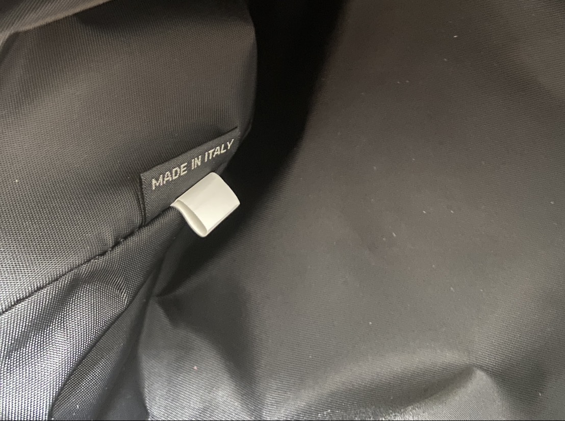 ORI หนังแท้ | Prada Re-Nylon and leather travel bag กระเป๋าถือใบใหญ่ทรงโท้ท งานผ้าไนลอนรูปทรงเรขาคณิตเรียบหรู สถาปัตยกรรมและเส้นสาย ผสมผสานรูปทรงและวัสดุที่ตัดกันอย่างลงตัว