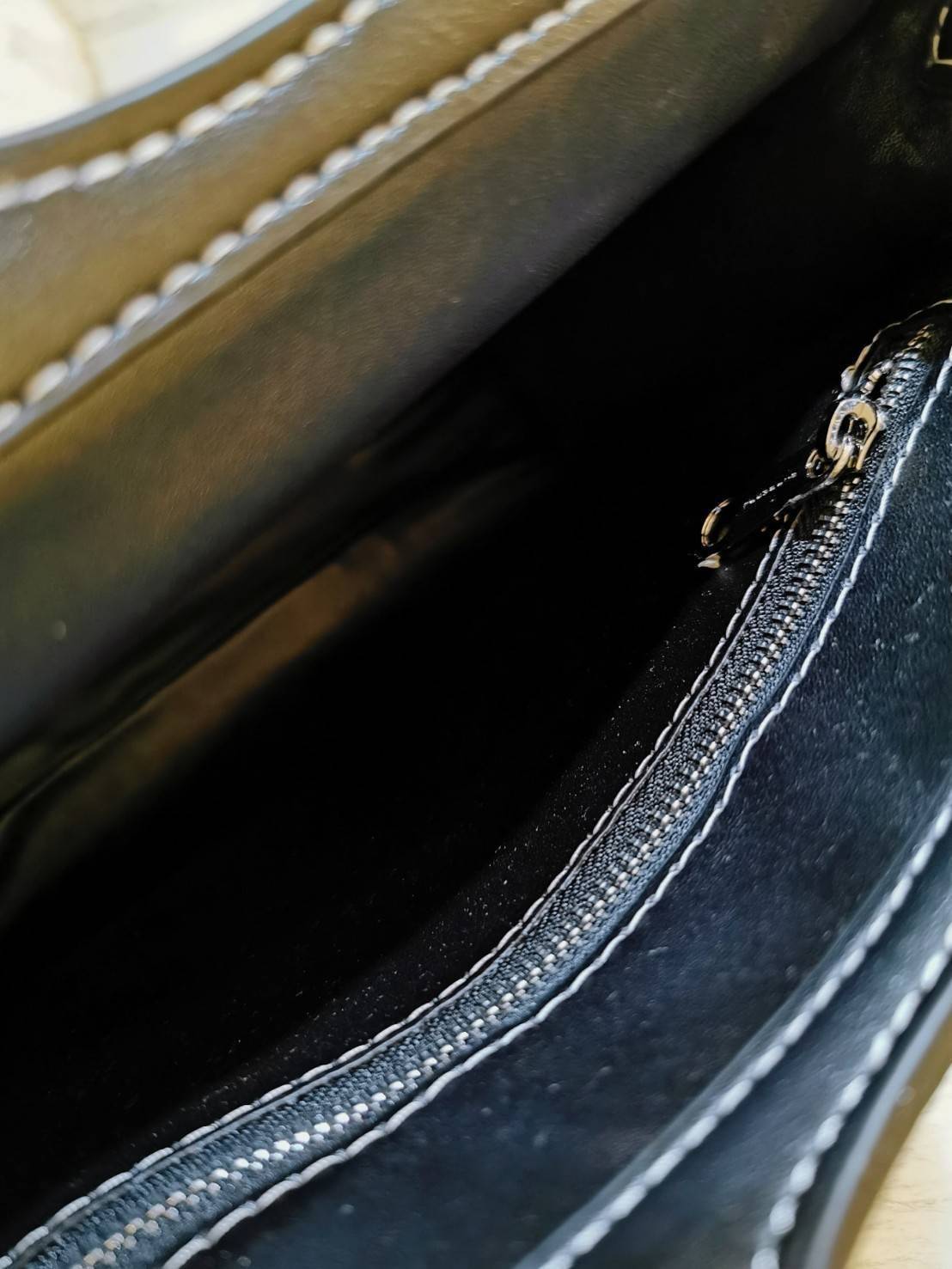 BURBERRY FRAGRANCES CROSSBODY BAG VIP GIFT WITH PURCHASE (GWP) พรีเมี่ยมกิ๊ฟ Limited Edition ใหม่ล่าสุดจาก BURBERRY PERFUME วัสดุหนังแท้ Calf Skin ทรงเหลี่ยม ดีไซน์สวยหรูอยู่ทรง ด้านหน้ามีช่องใส่ของ ภายในโล่งกว้าง มีช่องซิปแบรนด์ สามารถใส่กระเป๋าสตางค์ใบย