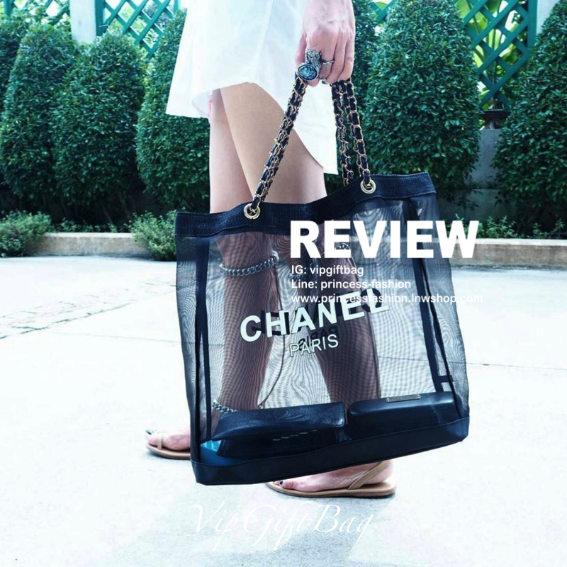 Chanel Shopping Ribbin bag With Chain With + Cosmetic Pouch กระเป๋าสะพายใบใหญ่ทรง Shopping พร้อมกระเป๋าใส่เครื่องสำอางค์ ใบเล็ก จากงานพรีเมี่ยมกิ้ฟของแท้นำเข้าจาก Chanel Perfume Counter ใบใหญ่วัสดุ Nylon โปร่ง **อะไหล่ทอง เปิดปิดด้วยแถบแม่เหล็กซ่อนด้านใน 