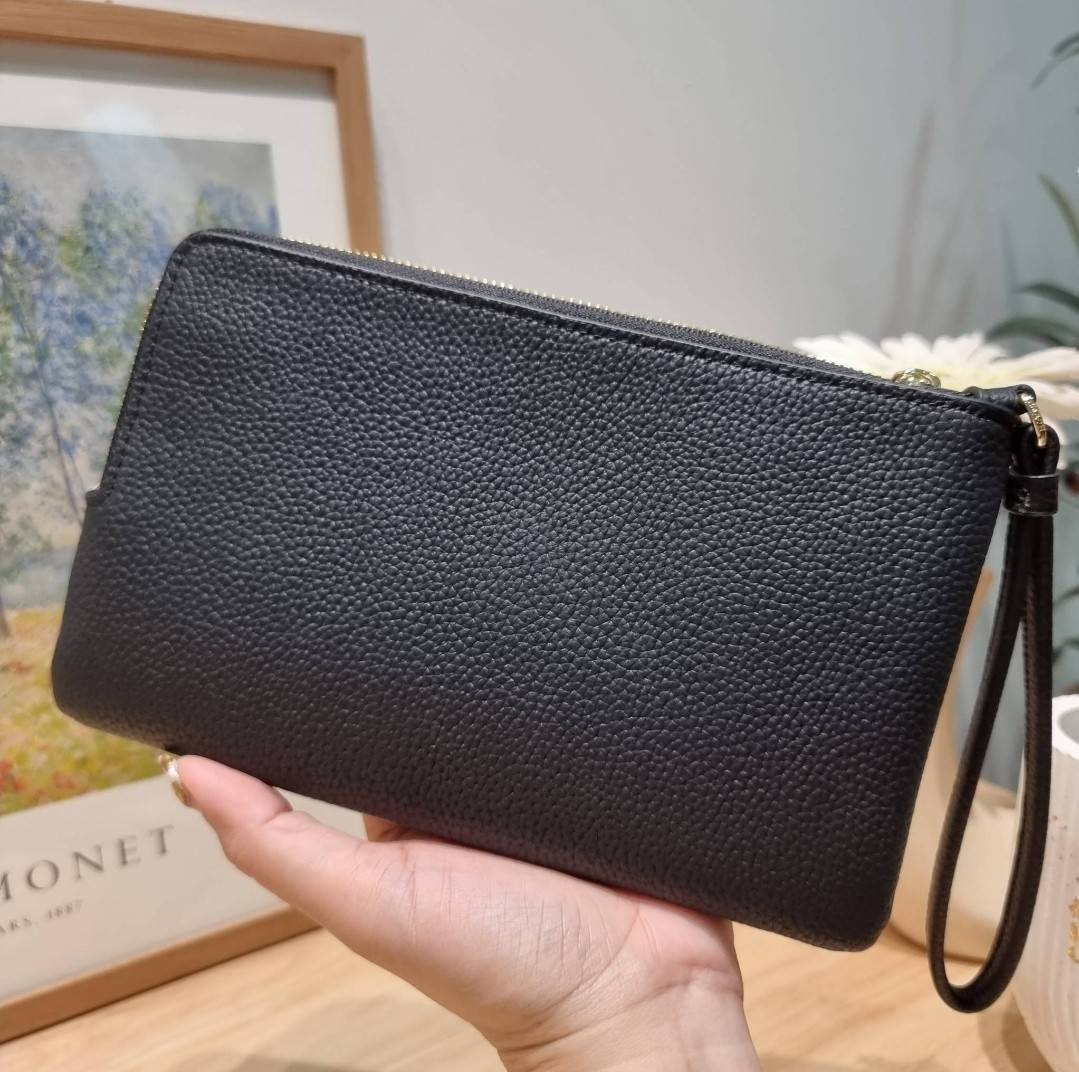 COACH DOUBLE ZIP WALLET IN SIGNATURE CANVAS / C5576 / C5610 / C7313 พร้อมส่ง 8 สี ใหม่ล่าสุด คอล 2023 กระเป๋าคล้องมือใบใหญ่ ดีไซน์ใหม่เล่นระดับ เพิ่มลูกเล่นและดีเทลให้ดูน่าใช้ยิ่งขึ้น