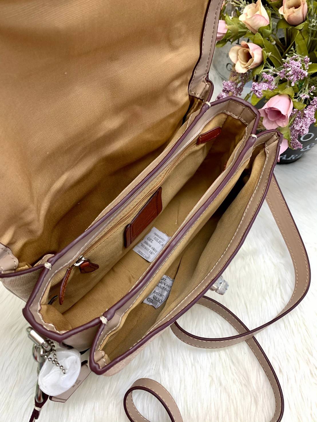 COACH CASSIE CROSSBODY BAG((68349//68348)) พร้อมส่งค่ะ! รุ่นฮิต กระเป๋าหิ้วได้//สะพายข้างหรือครอสบอดี้ร์ได้ หนังแท้นิ่มสวย เปิดปิดกระเป๋าแบบหมุนล็อค ภายในกระเป๋ามี3ช่องให้ใส่ของ แต่ล่ะช่องกว้าง สามารถใส่กระเป๋าเงินใบยาวได้;ของอื่นๆได้จุทีเดียวค่ะ ;มีช่องซ