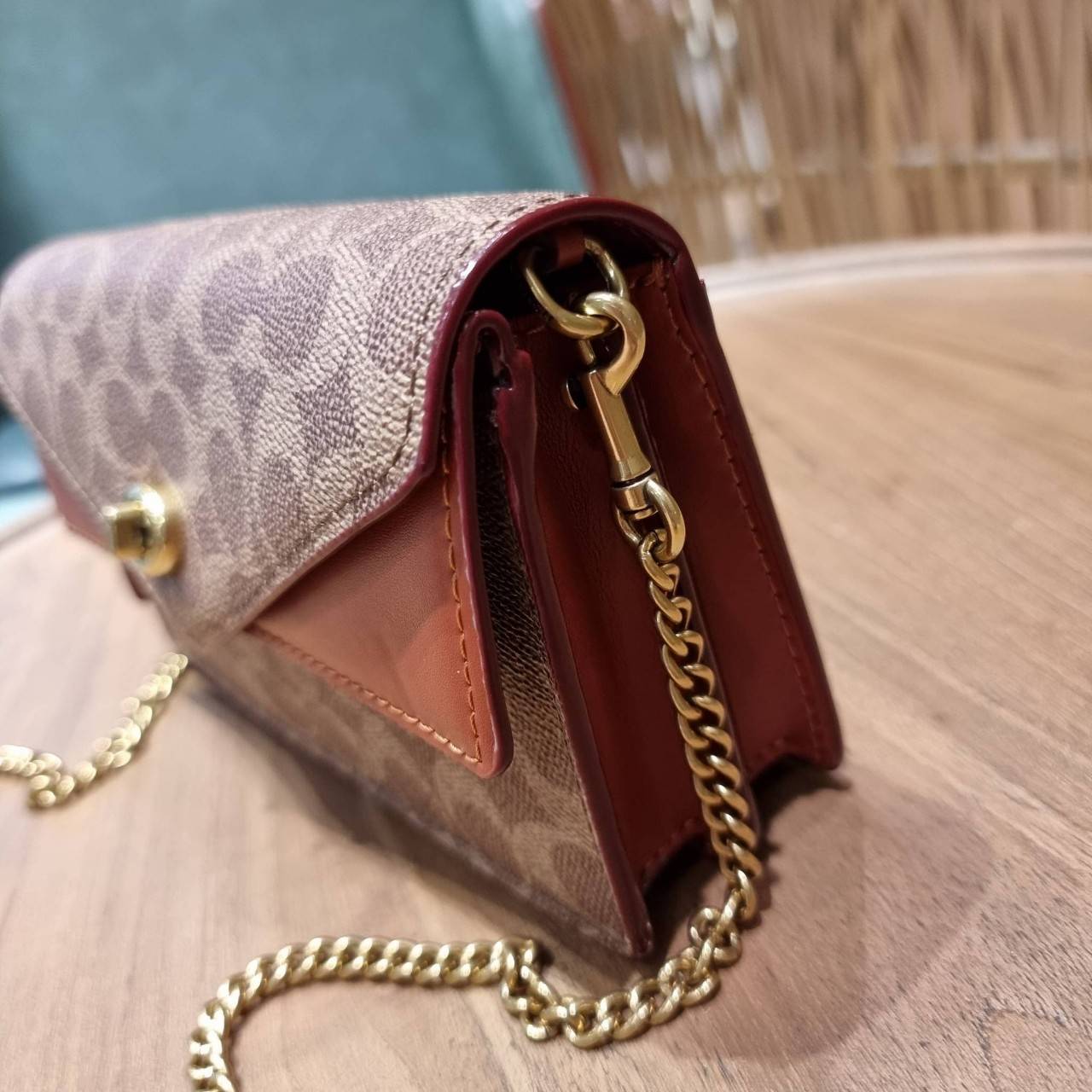 COACH C0838 ASTER CROSSBODY IN SIGNATURE CANVAS คอลเลคชั่นใหม่ล่าสุด กระเป๋าสะพายสวยอยู่ทรง ดีไซน์ไม่ซ้ำใคร จะสายคุณหนู สายถ่ายรูป ได้ใบนี้ไปยังไงก็ปังเว่อร์!! วัสดุหนังแคนวาสเคลือบลายสลับหนังแท้ เปิด-ปิดด้วยตัวบิดล็อค ชั้นในมีฝากระดุมปิดช่องย่อยอีกช่อง แ